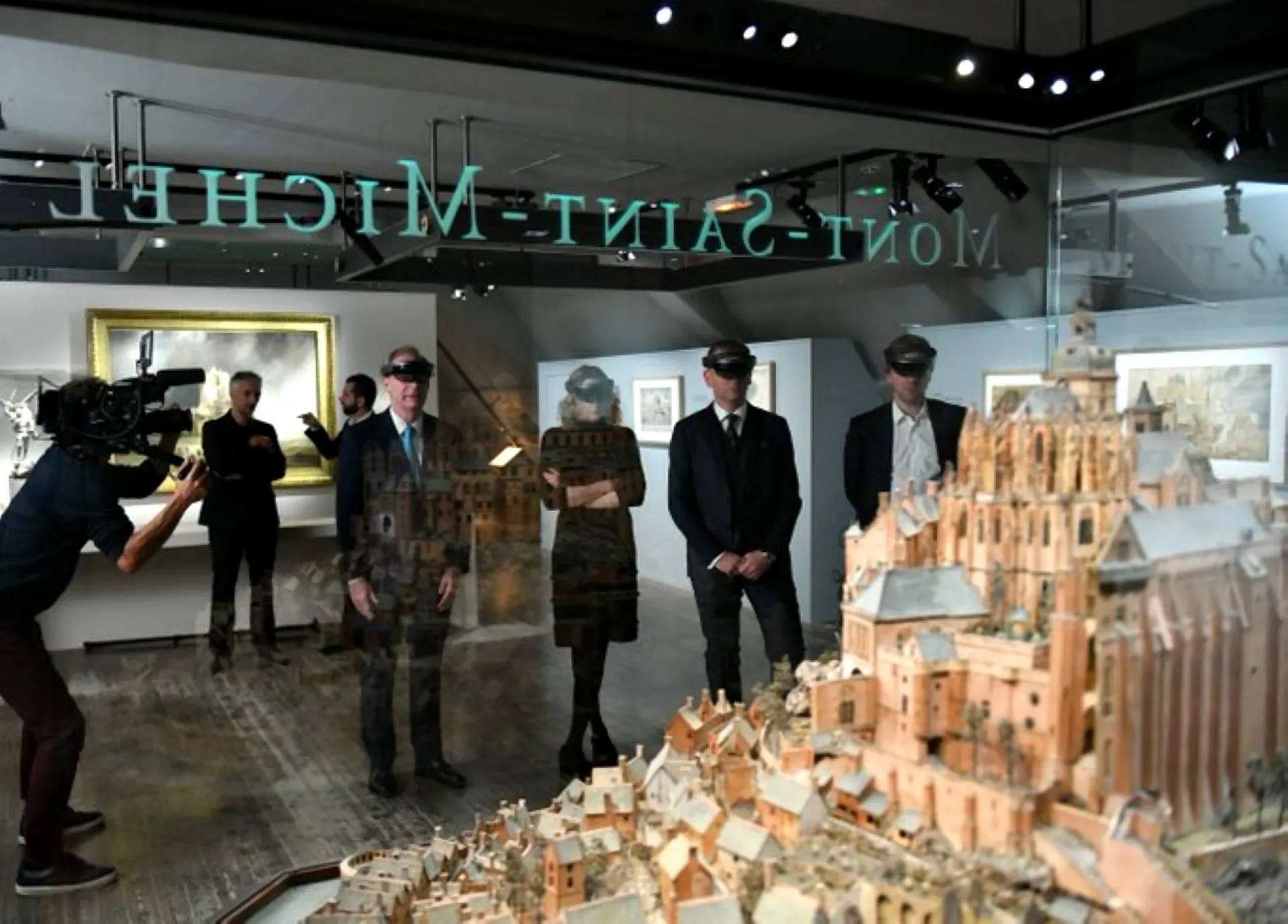 Brad Smith Microsoft's President, Carol Ann Browne Microsoft's VP, Carlo Purassanta Microsoft France former president et Christophe Shaw Microsoft's General Manager découvrant la maquette du Mont Saint-Michel en réalité mixte avec HoloLens au Musée des Plans-Reliefs