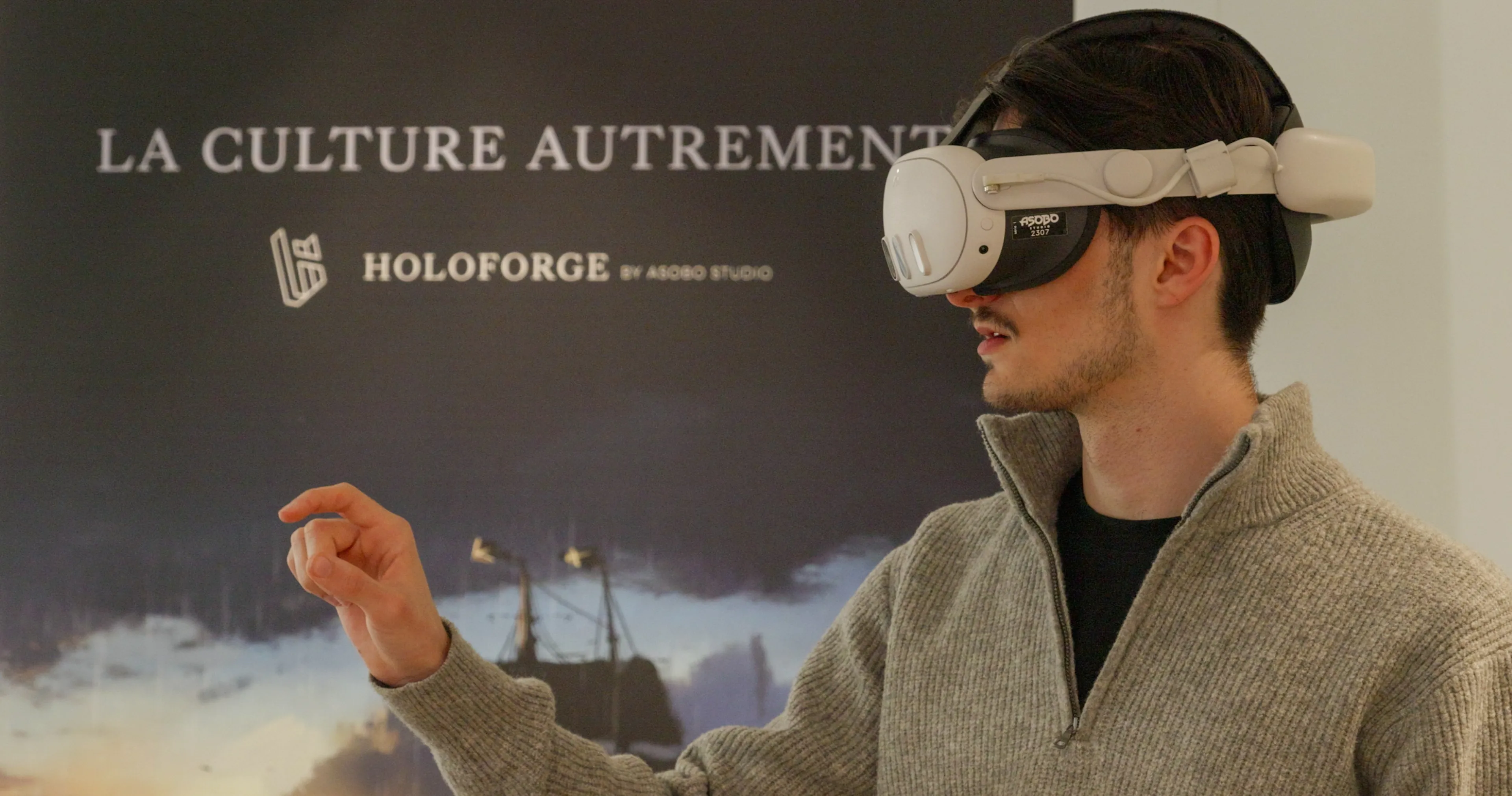 Homme utilisant un casque de réalité virtuelle lors d'une démonstration immersive HoloForge pour la culture et le patrimoine
