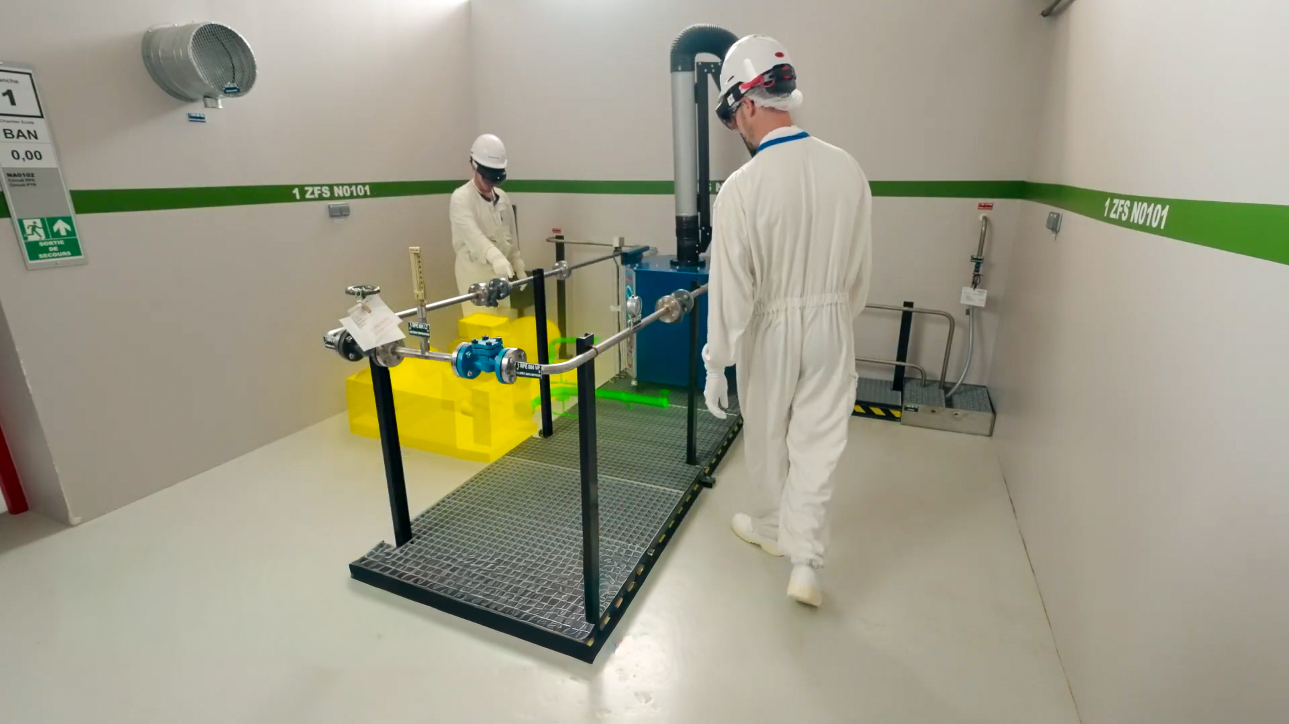 Techniciens nucléaires utilisant H2V Wiew en réalité mixte pour une revue de conception d'une pièce