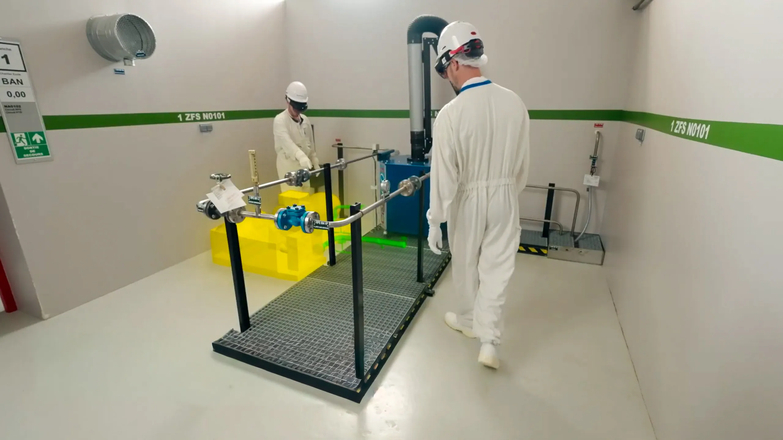Techniciens nucléaires utilisant H2V Wiew en réalité mixte pour une revue de conception d'une pièce