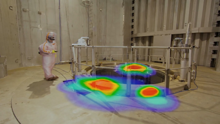 Opérateur en centrale nucléaire utilisant la réalité mixte pour visualiser une cartographie de la radioactivité au sol et sécuriser son intervention.