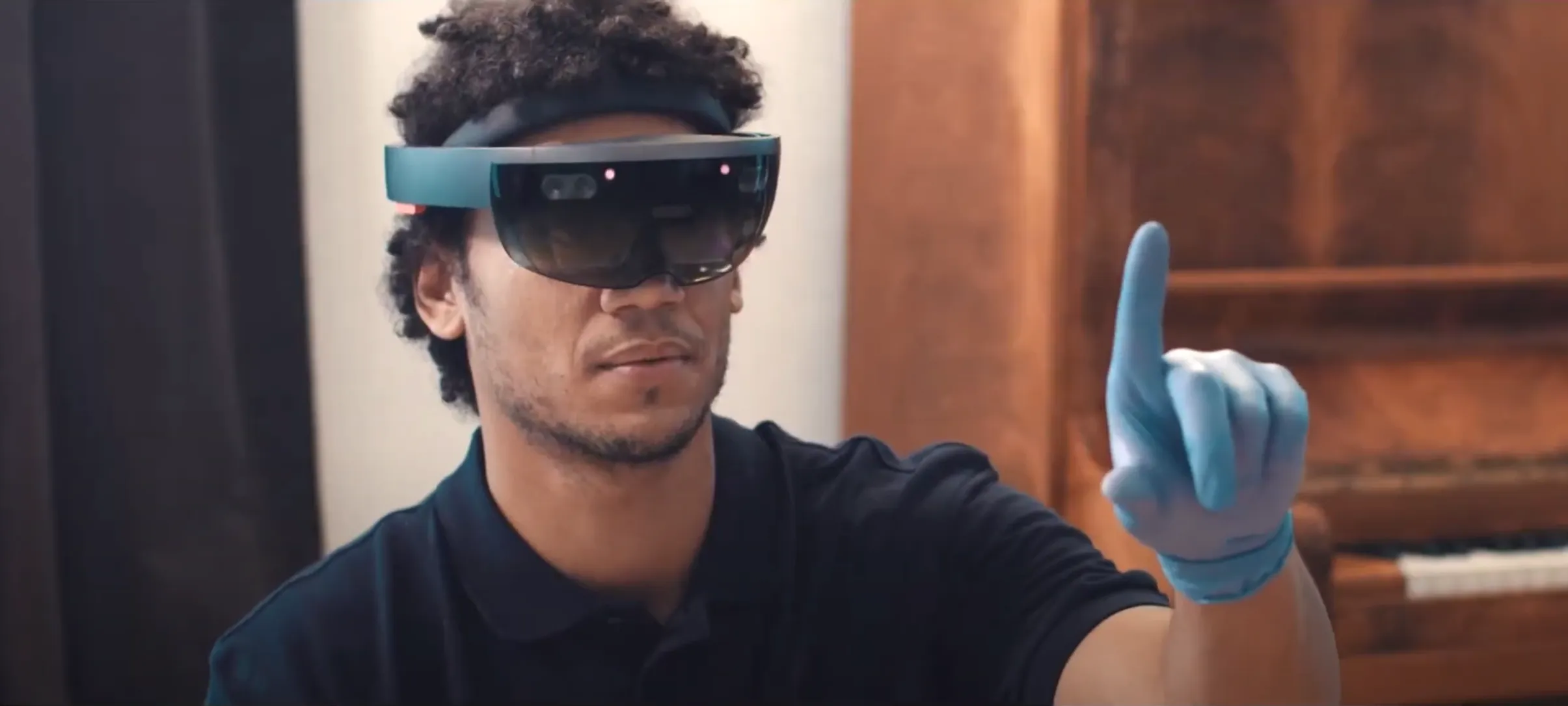 Secouriste utilisant un casque Microsoft HoloLens pour la télémédecine en réalité mixte Nomadeec, avec commande gestuelle mains libres