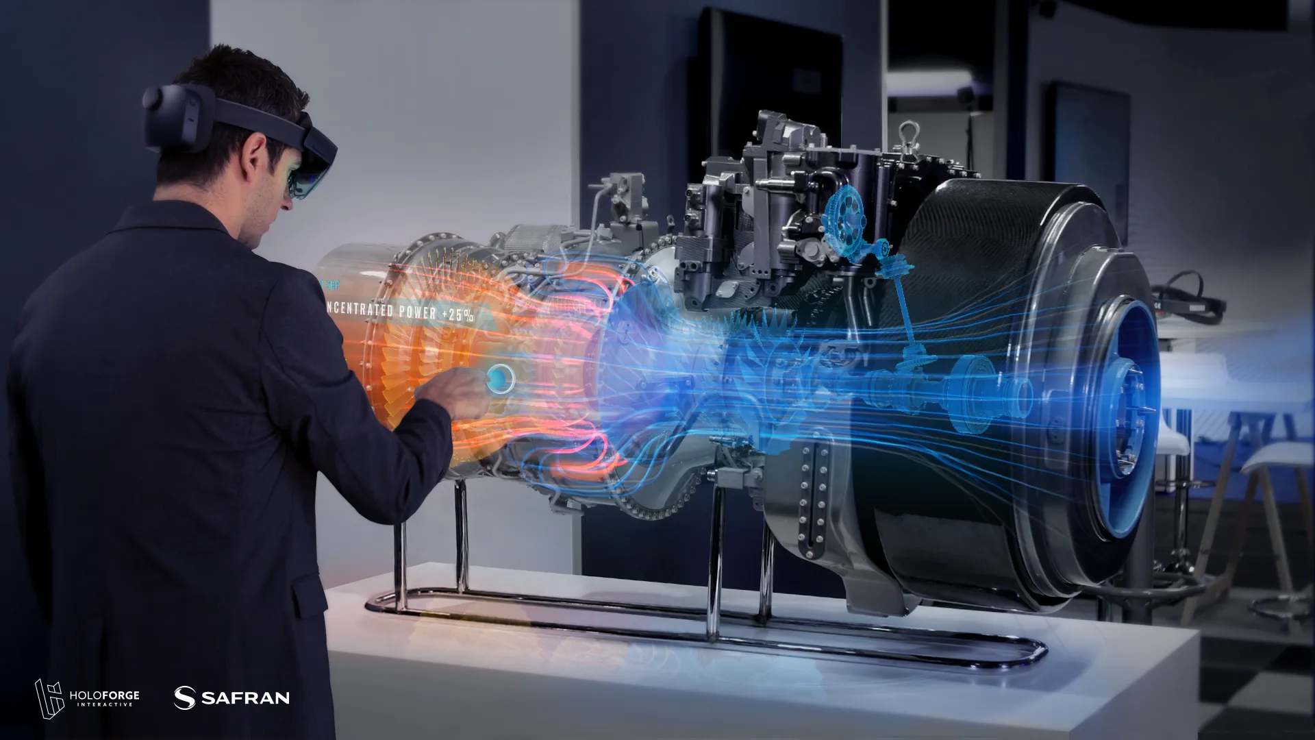 Deux professionnels testant une application en réalité virtuelle avec casque VR et tablette, démonstration immersive HoloForge pour l'industrie