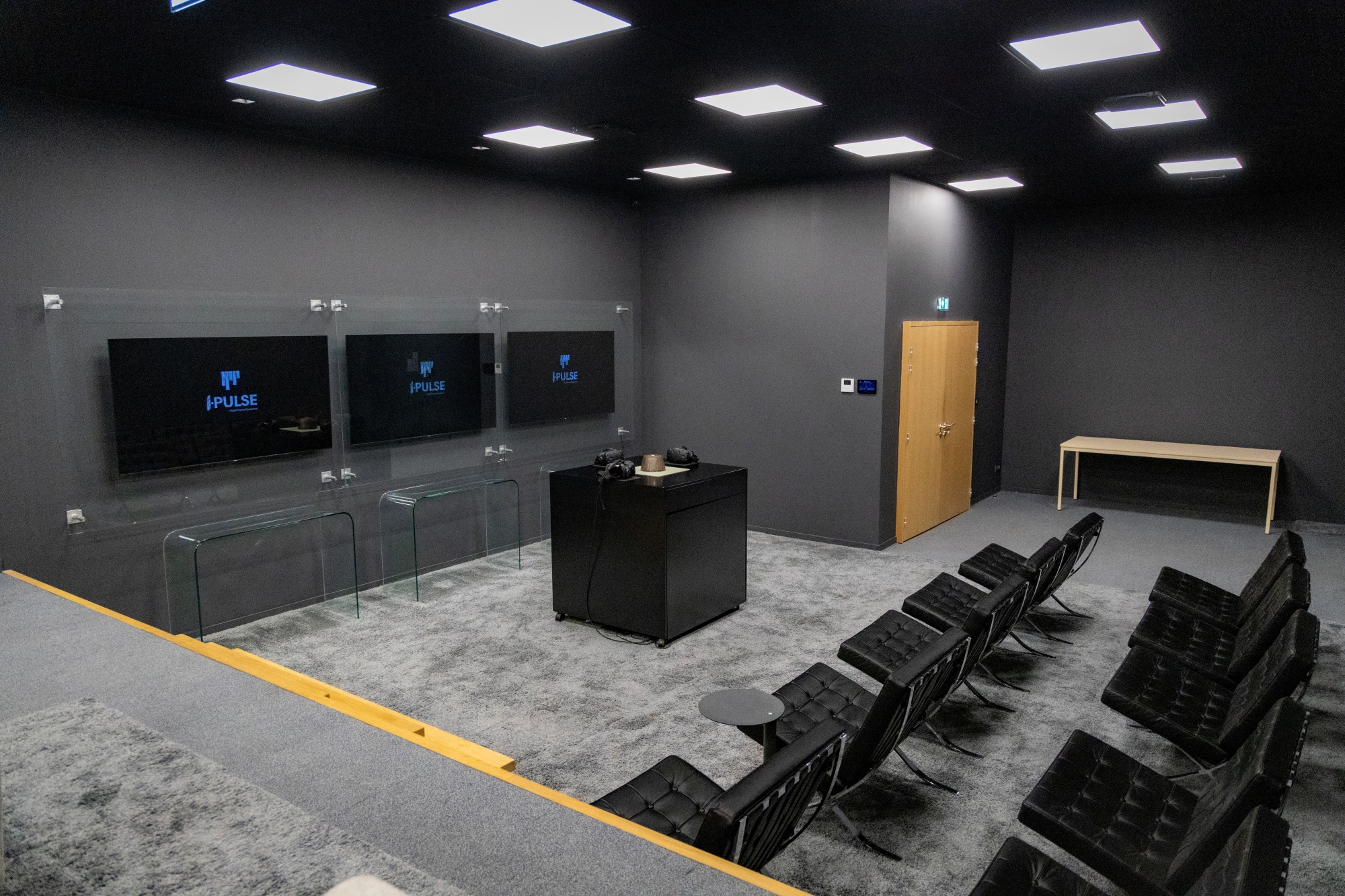 Immersive room with wall screens, virtual reality headsets and presentation space dedicated to digital and collaborative experiences.