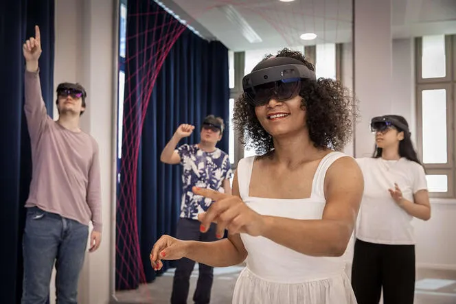Groupe de visiteurs utilisant des casques de réalité mixte HoloLens 2 pour interagir avec une expérience immersive Holo-Math à la Maison Poincaré