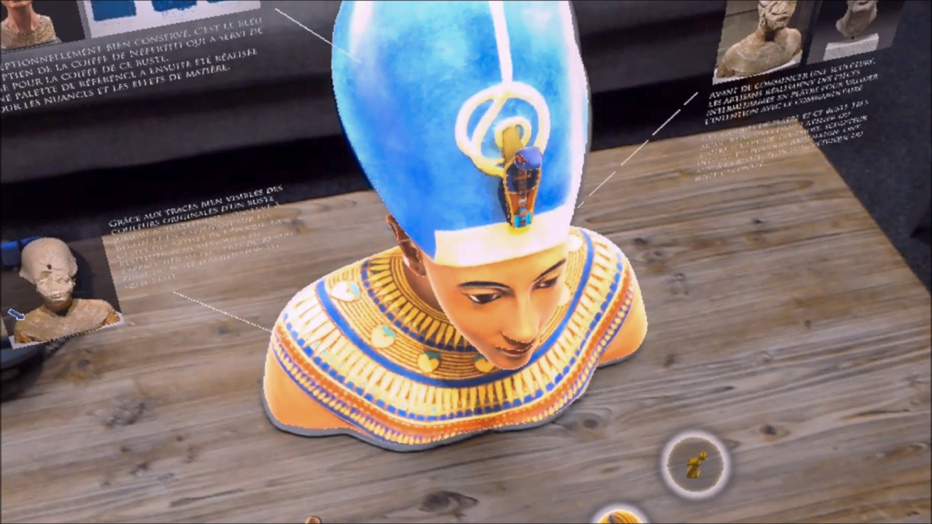 Vue en réalité mixte montrant la restitution polychromique du buste d’Akhenaton, révélant les couleurs d’origine de l’œuvre grâce à une visualisation holographique.