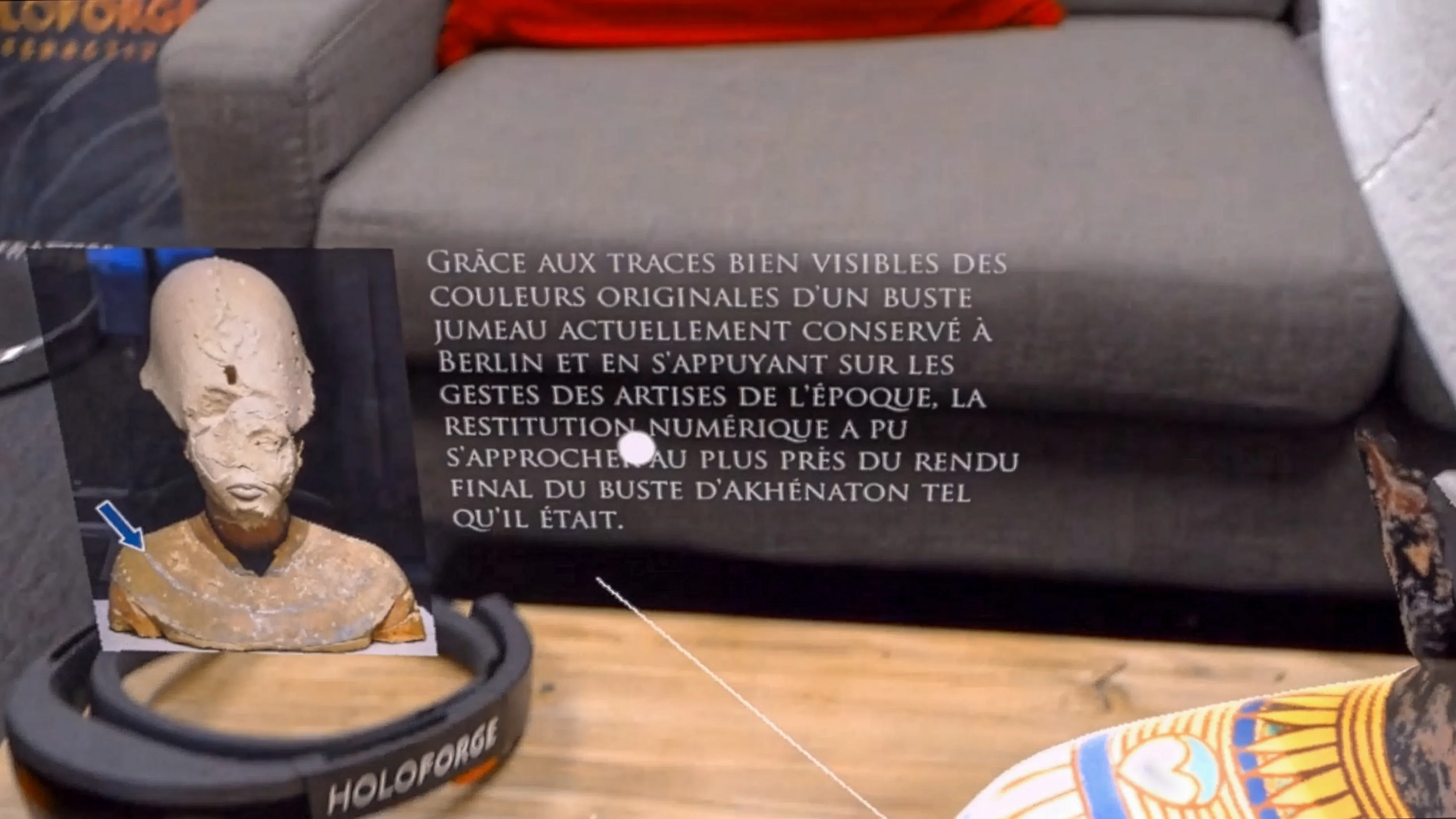 Expérience en réalité mixte présentant la reconstitution numérique du buste d’Akhenaton à partir d’un modèle jumeau conservé à Berlin, montrant les étapes de restitution des couleurs d’origine.