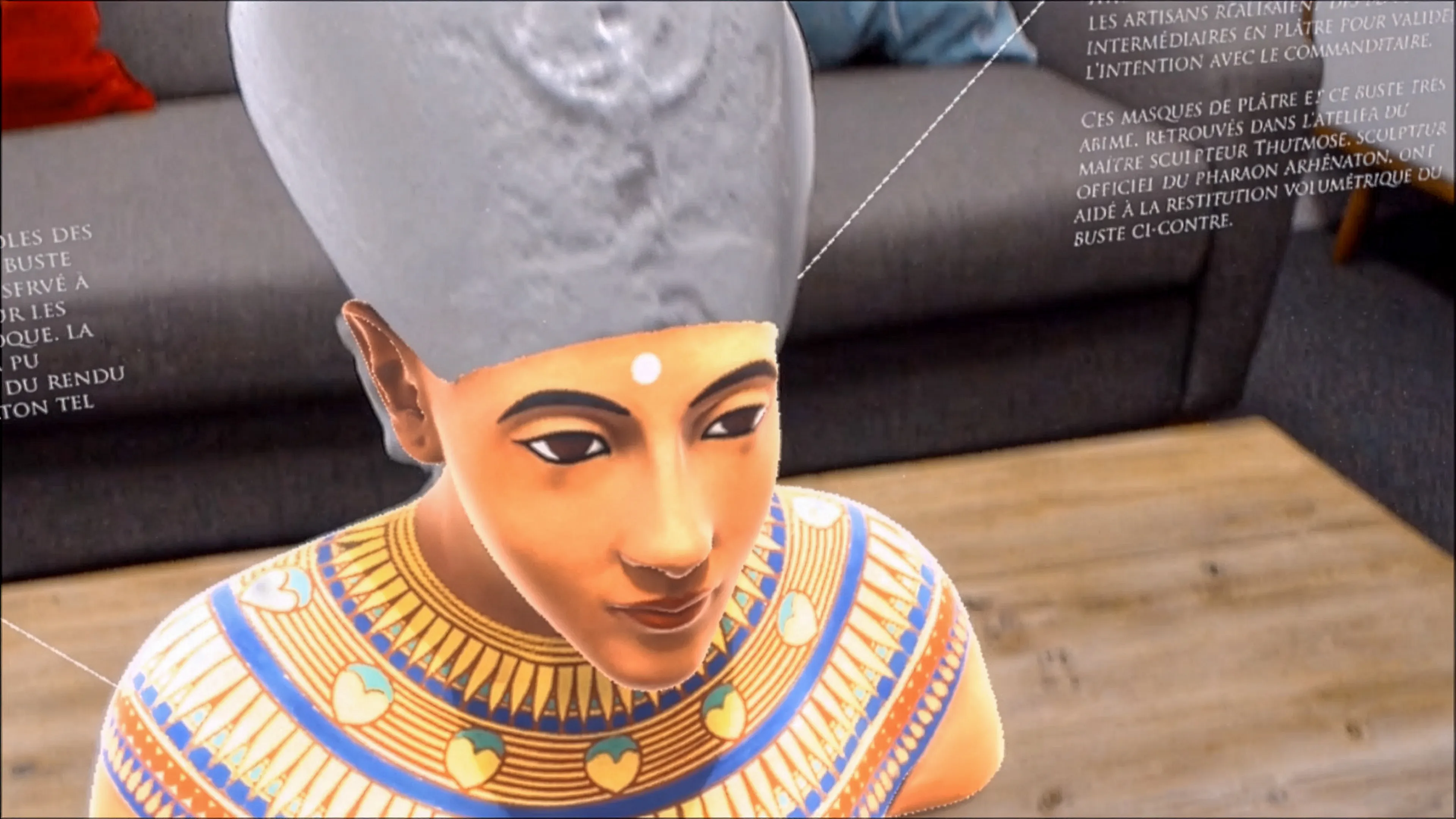 Restitution polychromique du visage du buste d’Akhenaton en réalité mixte, montrant la reconstitution des couleurs, des volumes et des détails du visage à partir des données archéologiques.