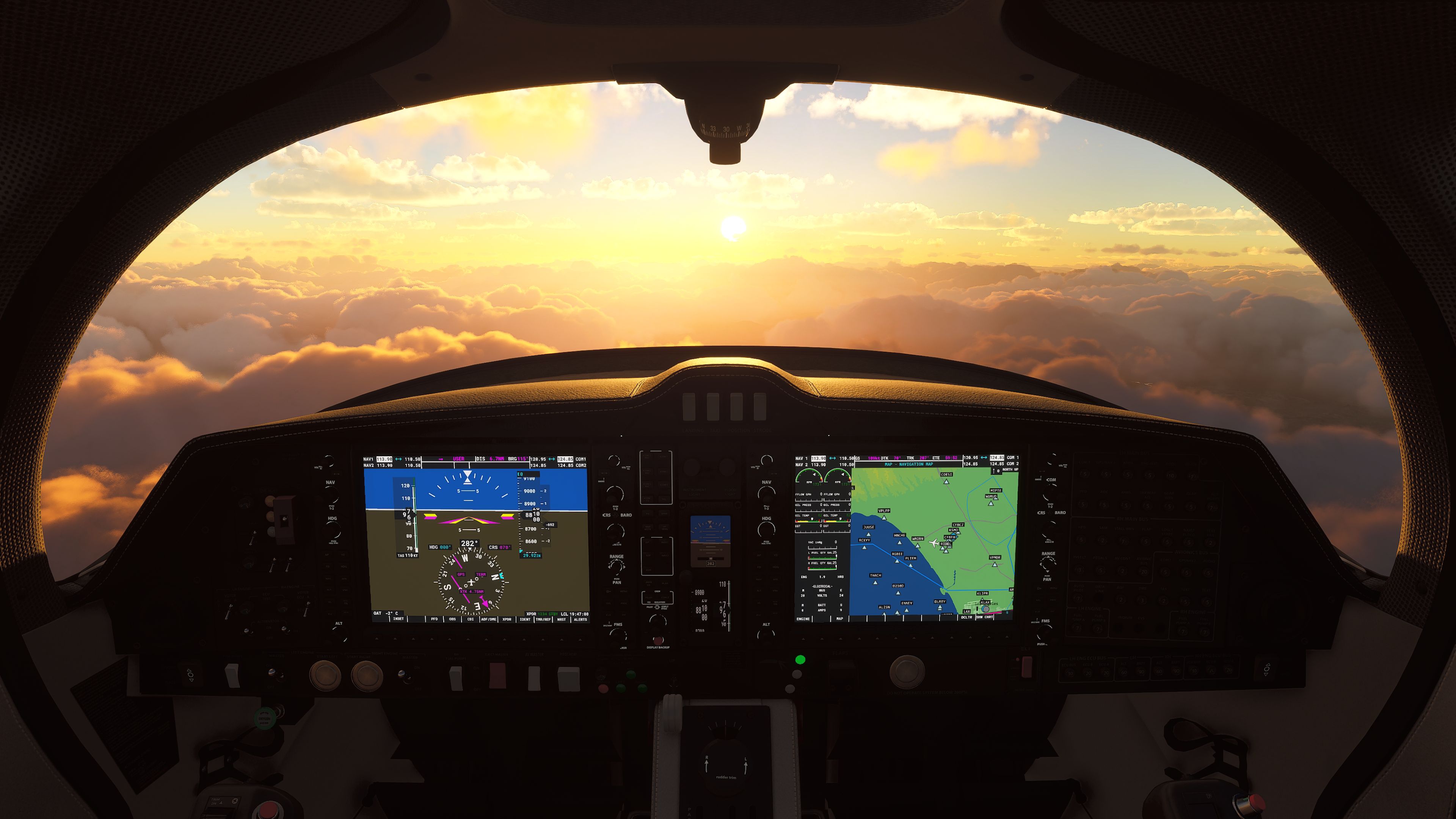 Vue depuis le cockpit d’un avion dans Microsoft Flight Simulator, au-dessus des nuages au coucher du soleil, avec les instruments de navigation et les écrans de vol allumés.