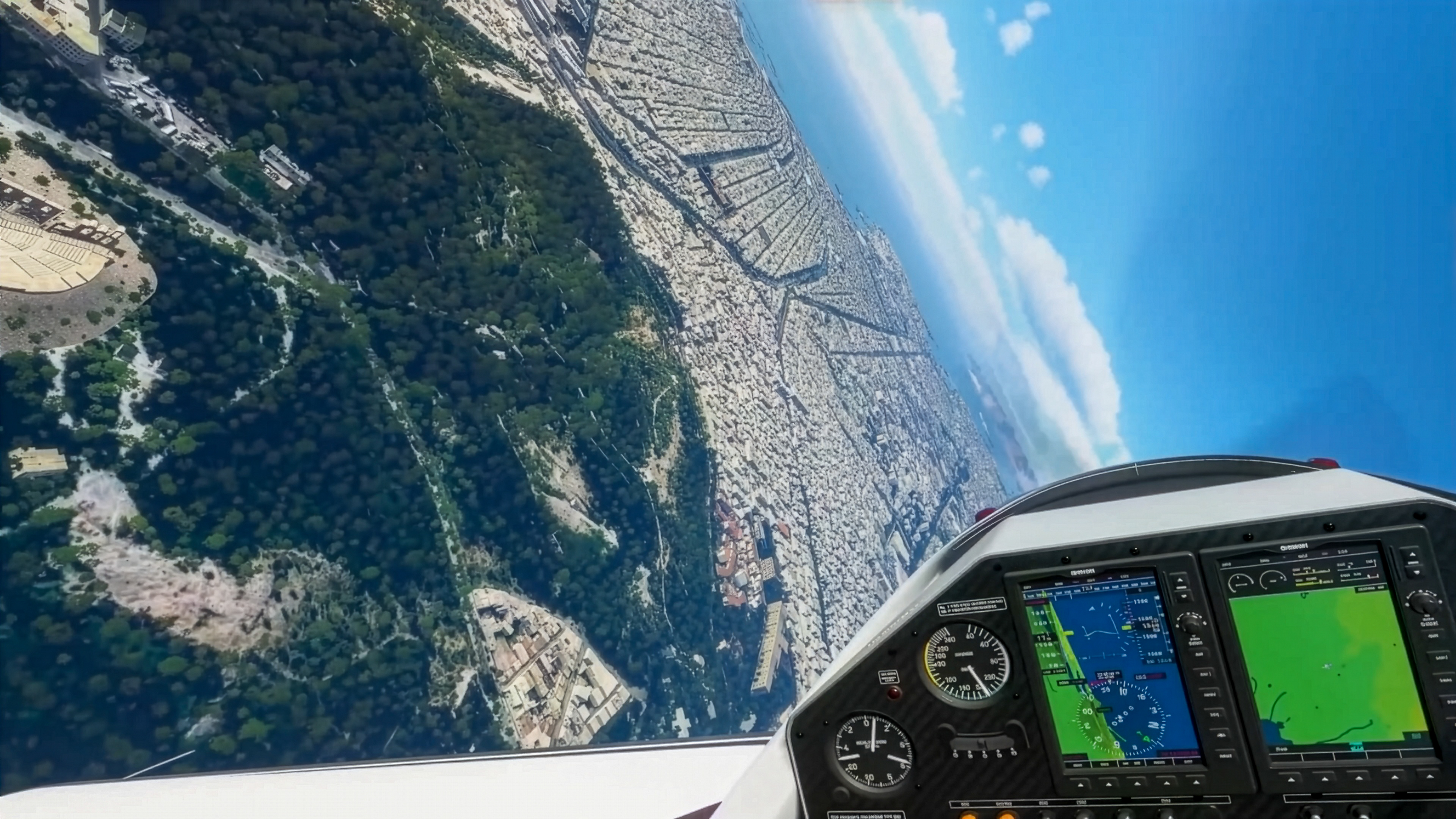 Vue aérienne d’Athènes depuis le cockpit dans Microsoft Flight Simulator VR, illustrant la précision du rendu 3D et la sensation de vol en réalité virtuelle.