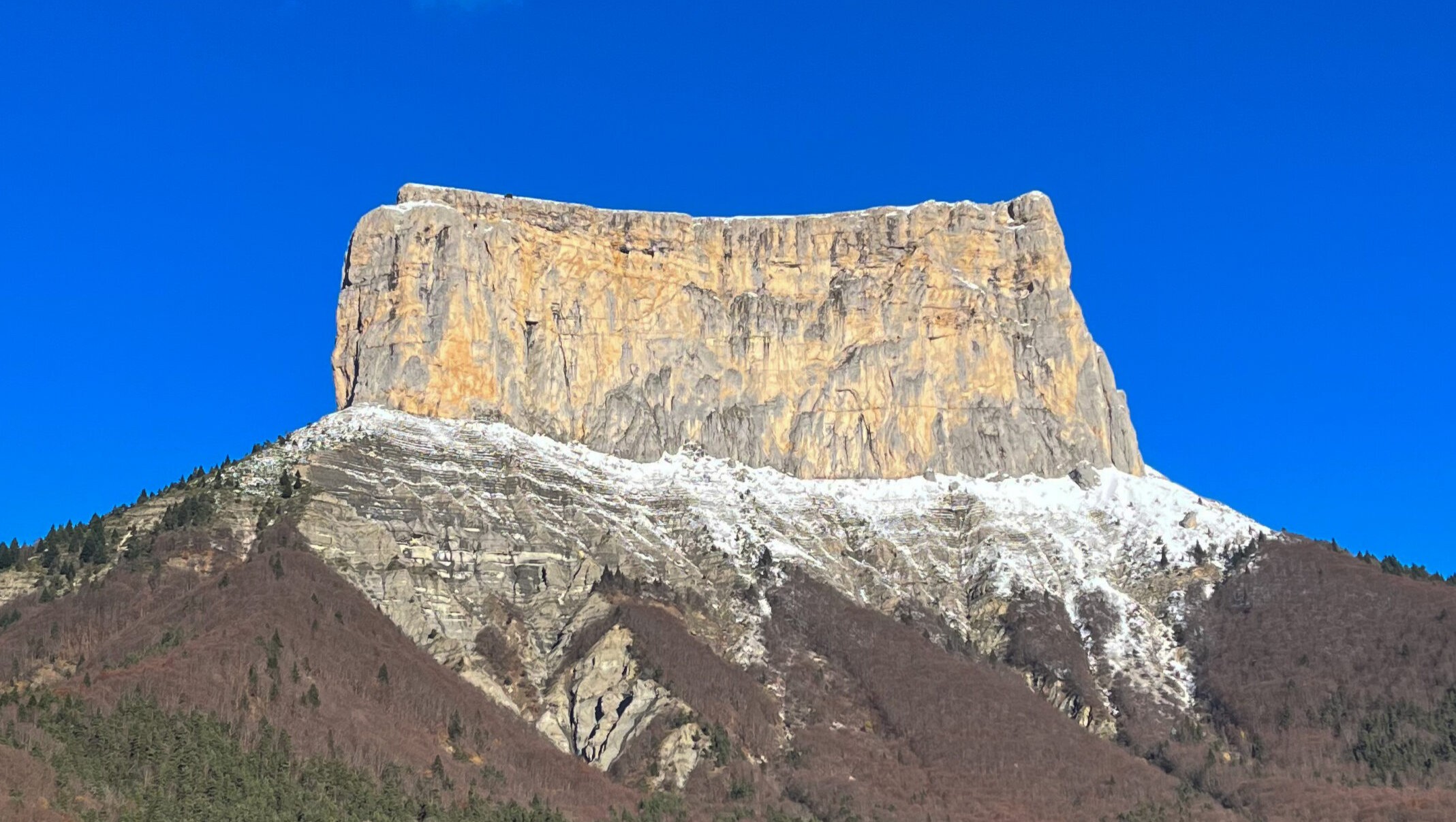 Photographie du Mont Aiguille depuis la vallée, point de départ de l’expérience immersive Sentinelle du temps conçue par HoloForge en partenariat avec le Parc naturel du Vercors.