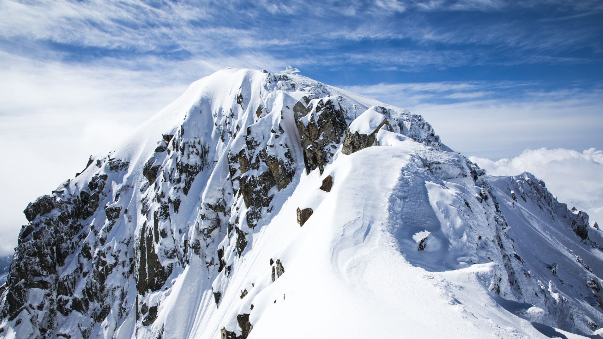 Sommet enneigé de l’Aneto, plus haut pic des Pyrénées, sous un ciel bleu.