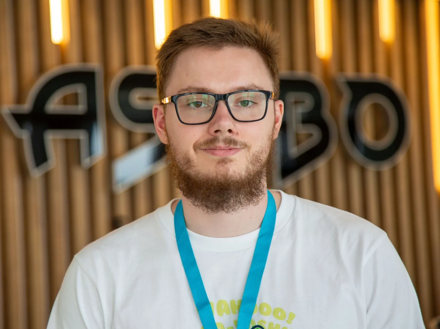 Baptiste Vallé devant le logo Asobo