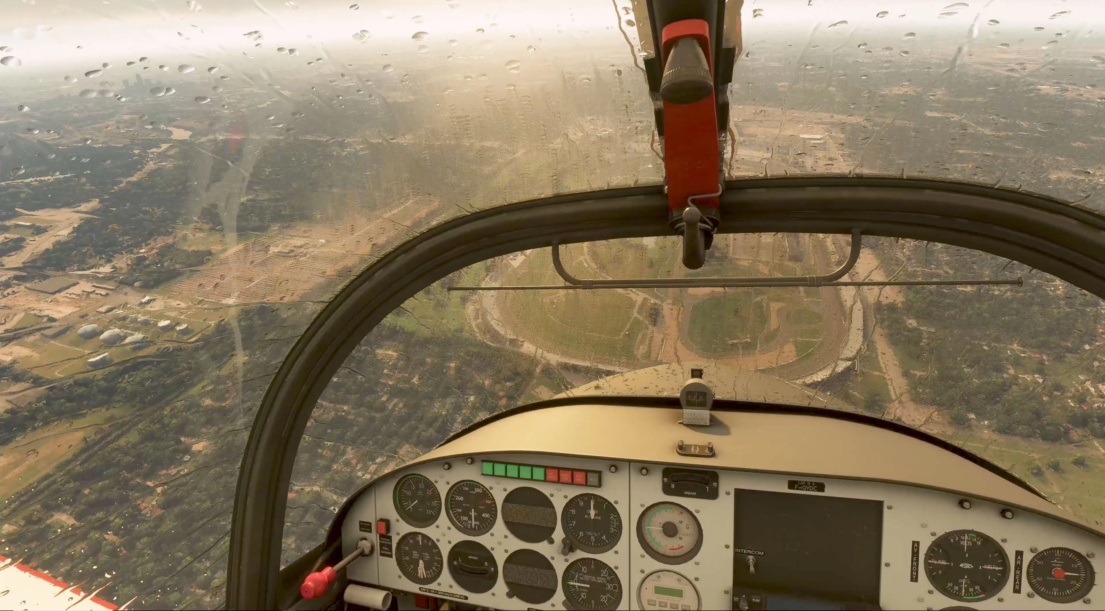 Vue aérienne depuis le cockpit dans Microsoft Flight Simulator VR, illustrant la précision du rendu 3D et la sensation de vol en réalité virtuelle.