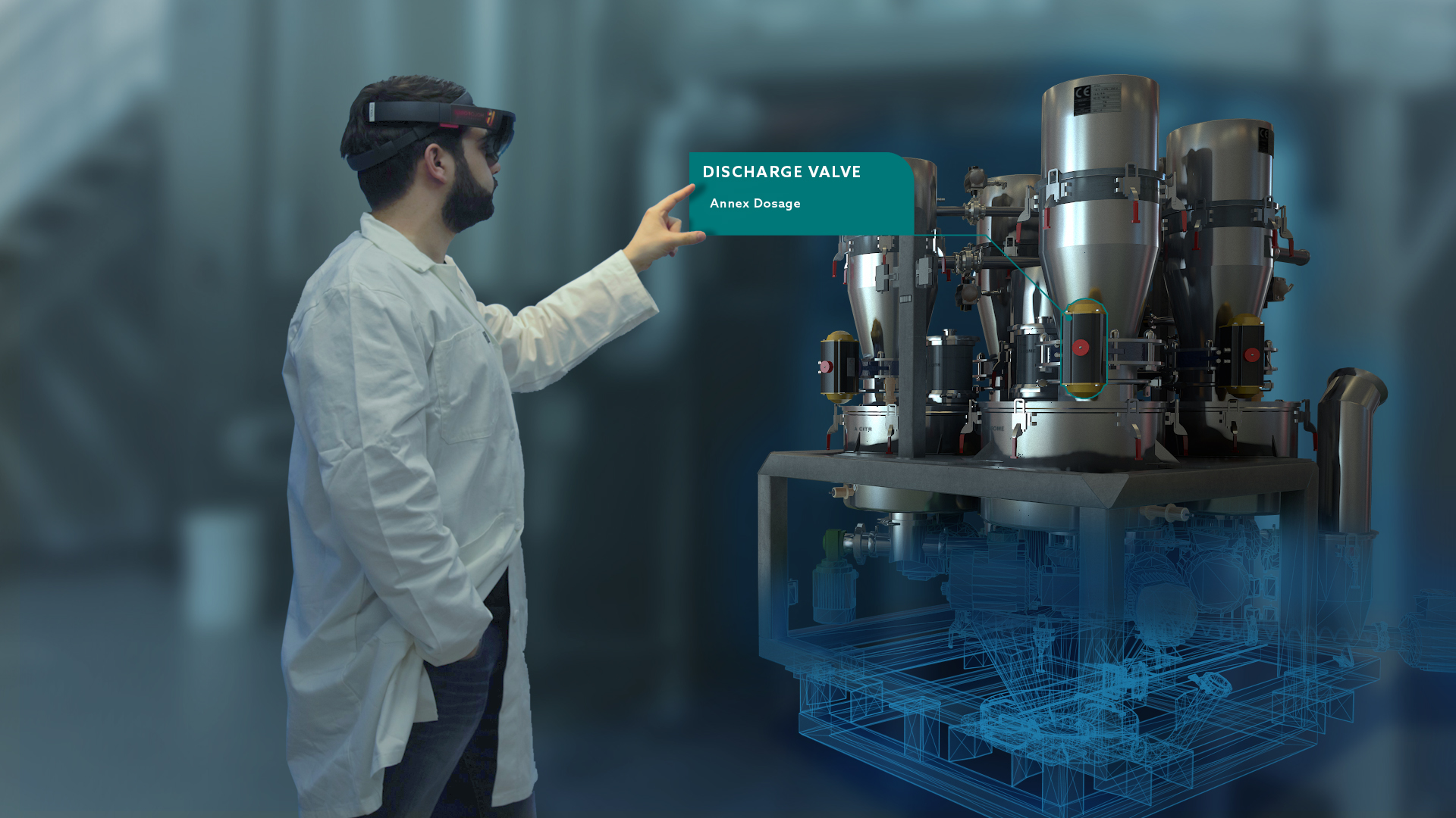Technicien en blouse blanche utilisant un casque HoloLens pour interagir avec une machine industrielle en réalité mixte, dans le cadre d’une formation immersive développée par HoloForge Interactive pour UPSA.