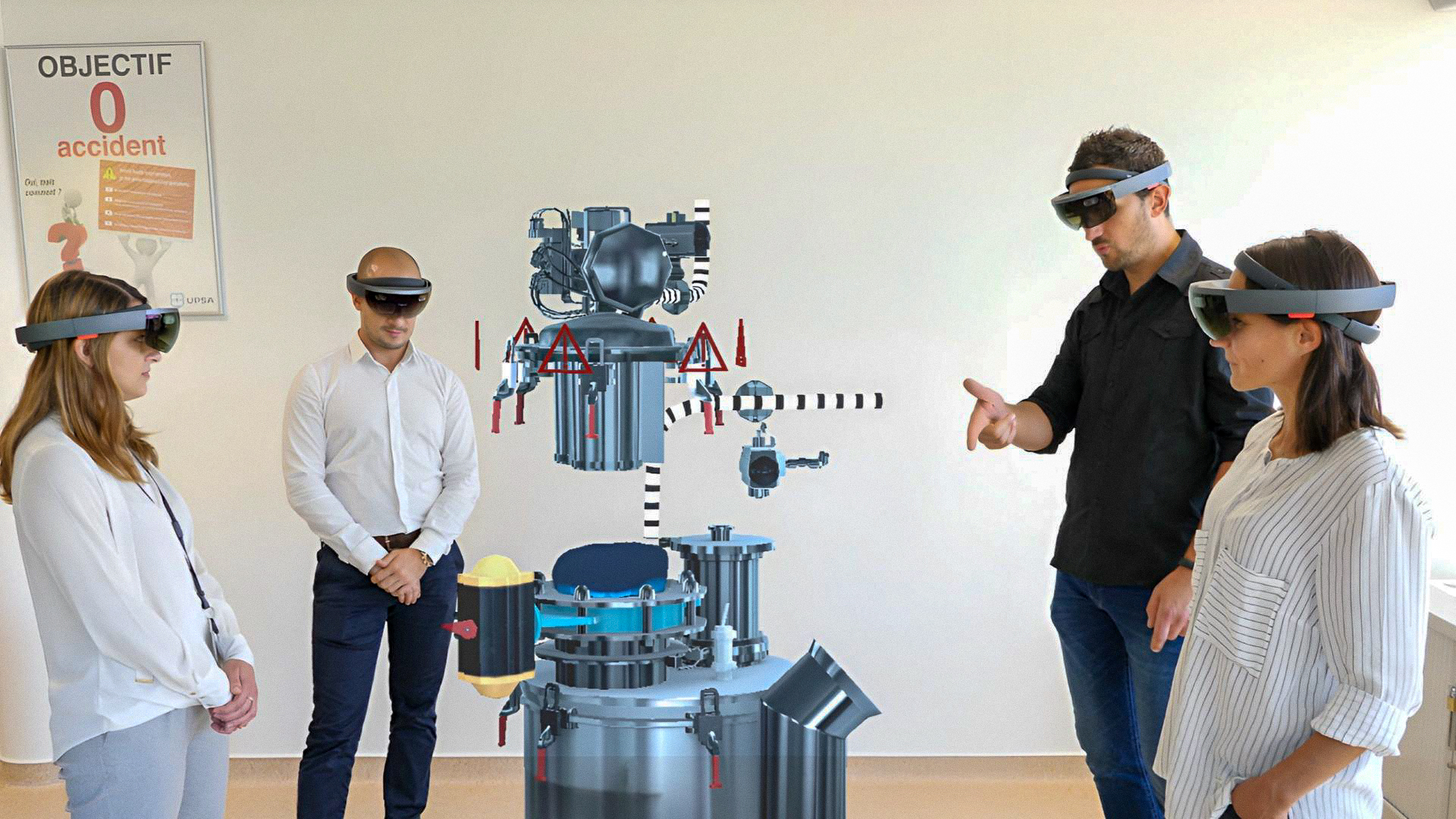 Groupe d’employés UPSA utilisant HoloLens pour visualiser une machine industrielle en 3D lors d’une session de formation immersive en réalité mixte.
