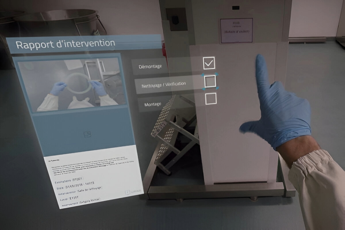 Vue immersive d’un technicien utilisant HoloLens pour cocher les étapes d’un rapport d’intervention en réalité mixte dans un environnement pharmaceutique.