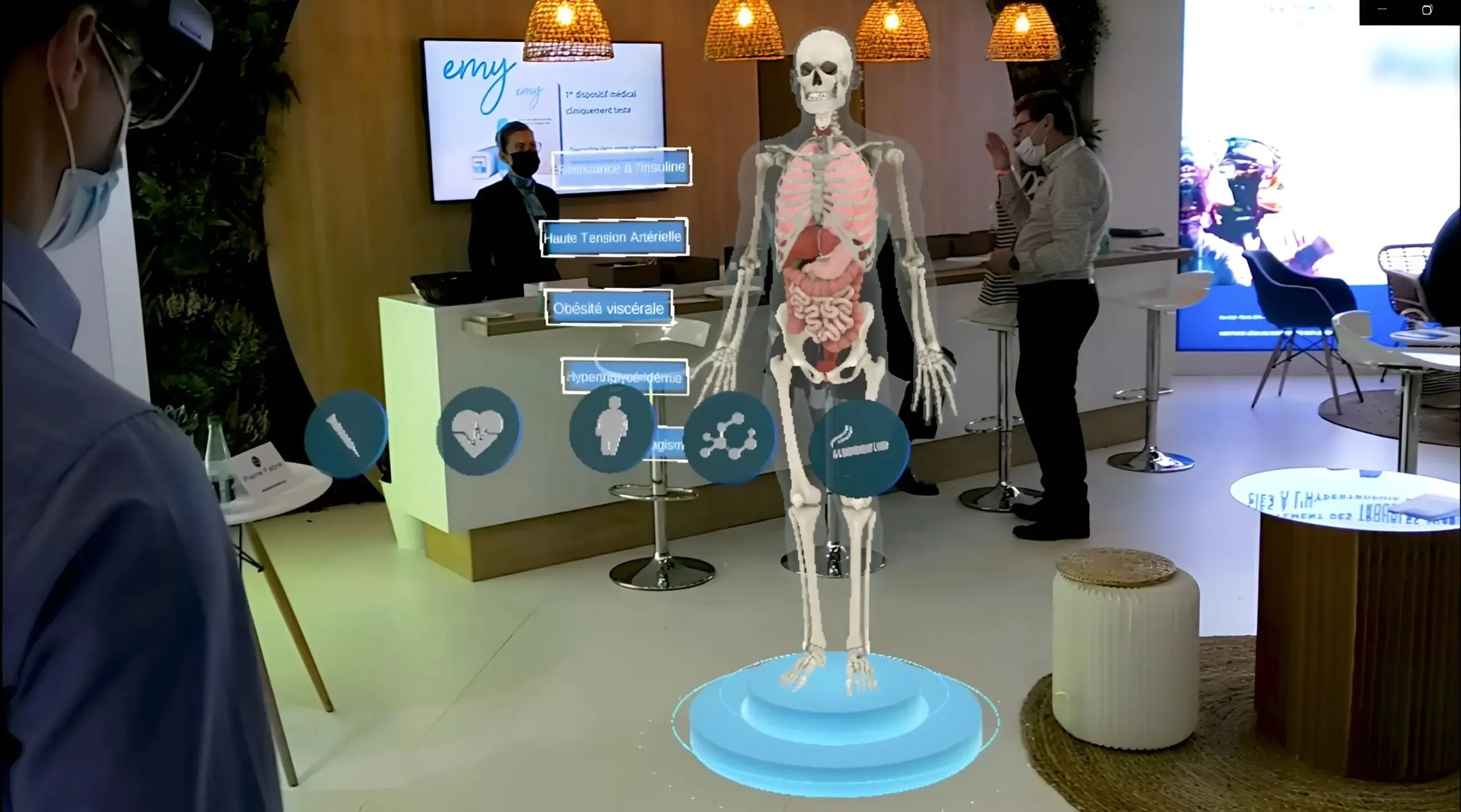 Stand Pierre Fabre au Congrès de l’Association Française d’Urologie (AFU) avec l’expérience interactive en réalité mixte HoloLens développée par HoloForge Interactive pour le projet OSCAR.