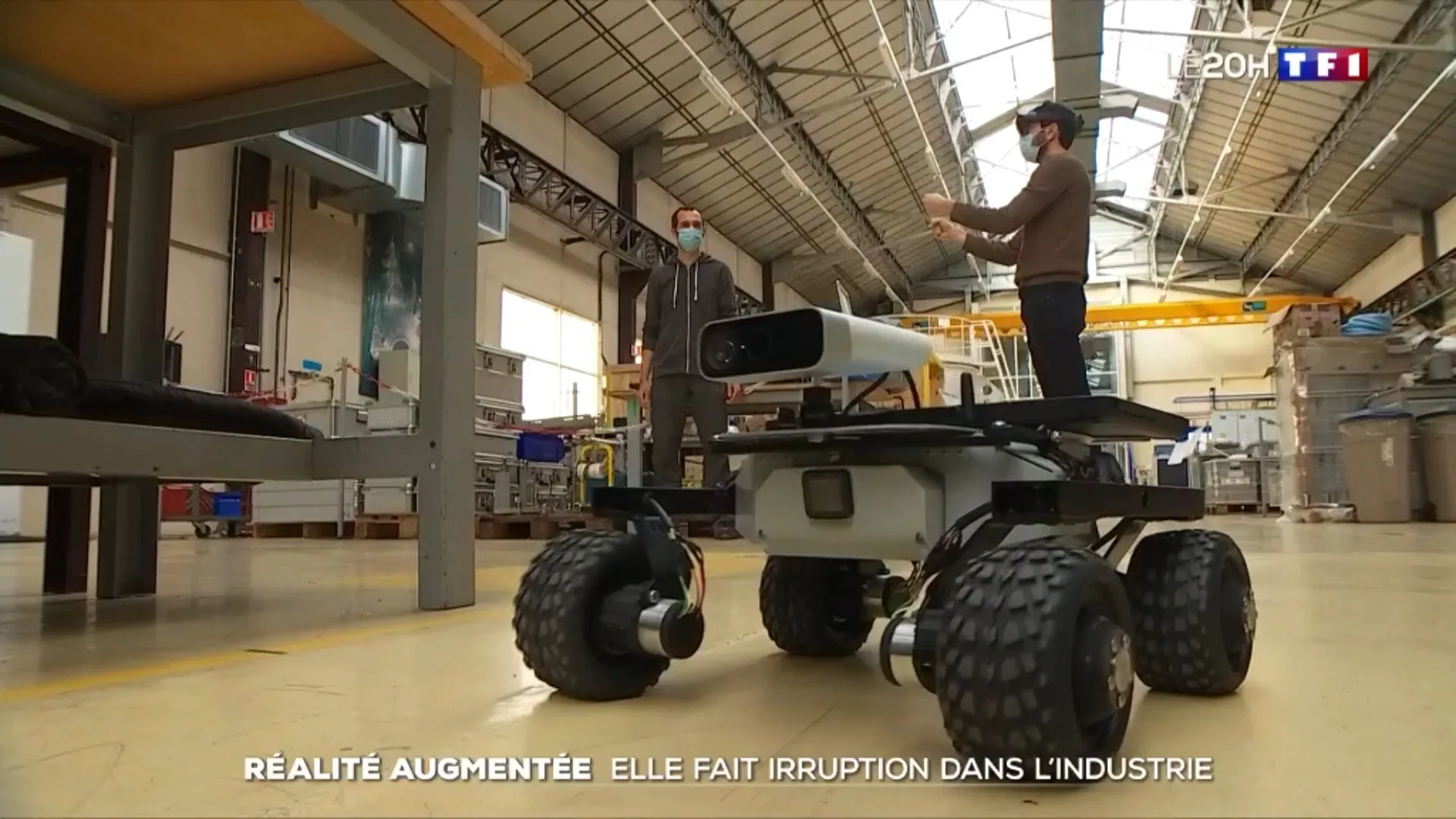 Opérateur utilisant un casque HoloLens pour contrôler à distance un char d’inspection robotisé Leo Rover équipé d’une caméra 3D, dans le cadre du projet DRALLE développé par HoloForge Interactive et Framatome.