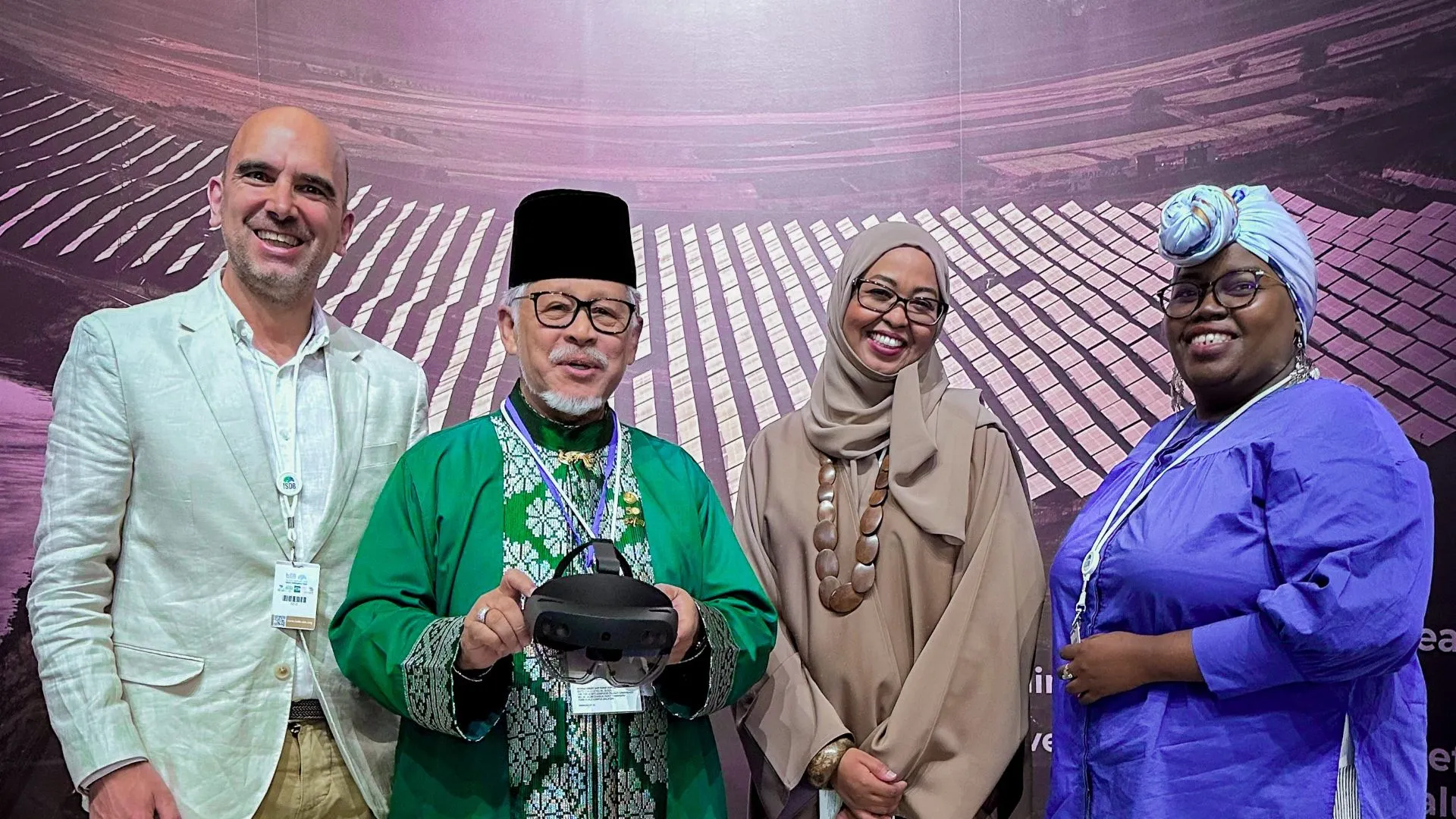 Équipe de la Banque Islamique de Développement et HoloForge présentant l’expérience HoloLens sur les infrastructures énergétiques renouvelables lors du 50e anniversaire de l’IsDB à Riyad