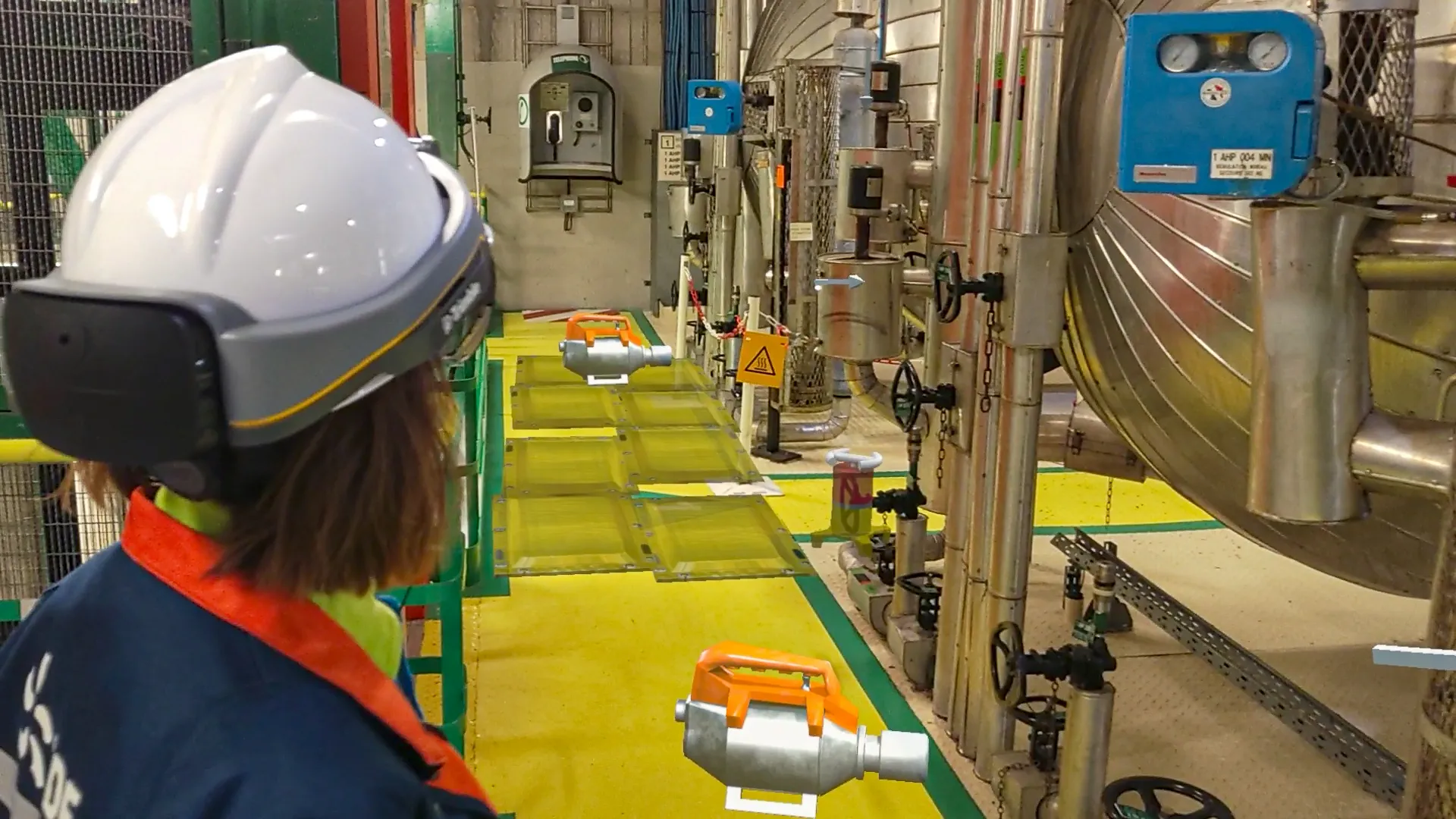 EDF operator visualizing in augmented reality the equipment required for de-insulation with ViPER to plan the intervention