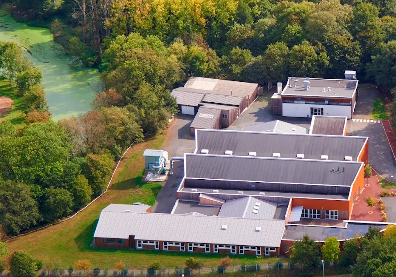 Vue aérienne du centre de formation NOVEHA, spécialisé dans les métiers du bois et de l’aménagement de l’habitat, au cœur d’un environnement naturel.