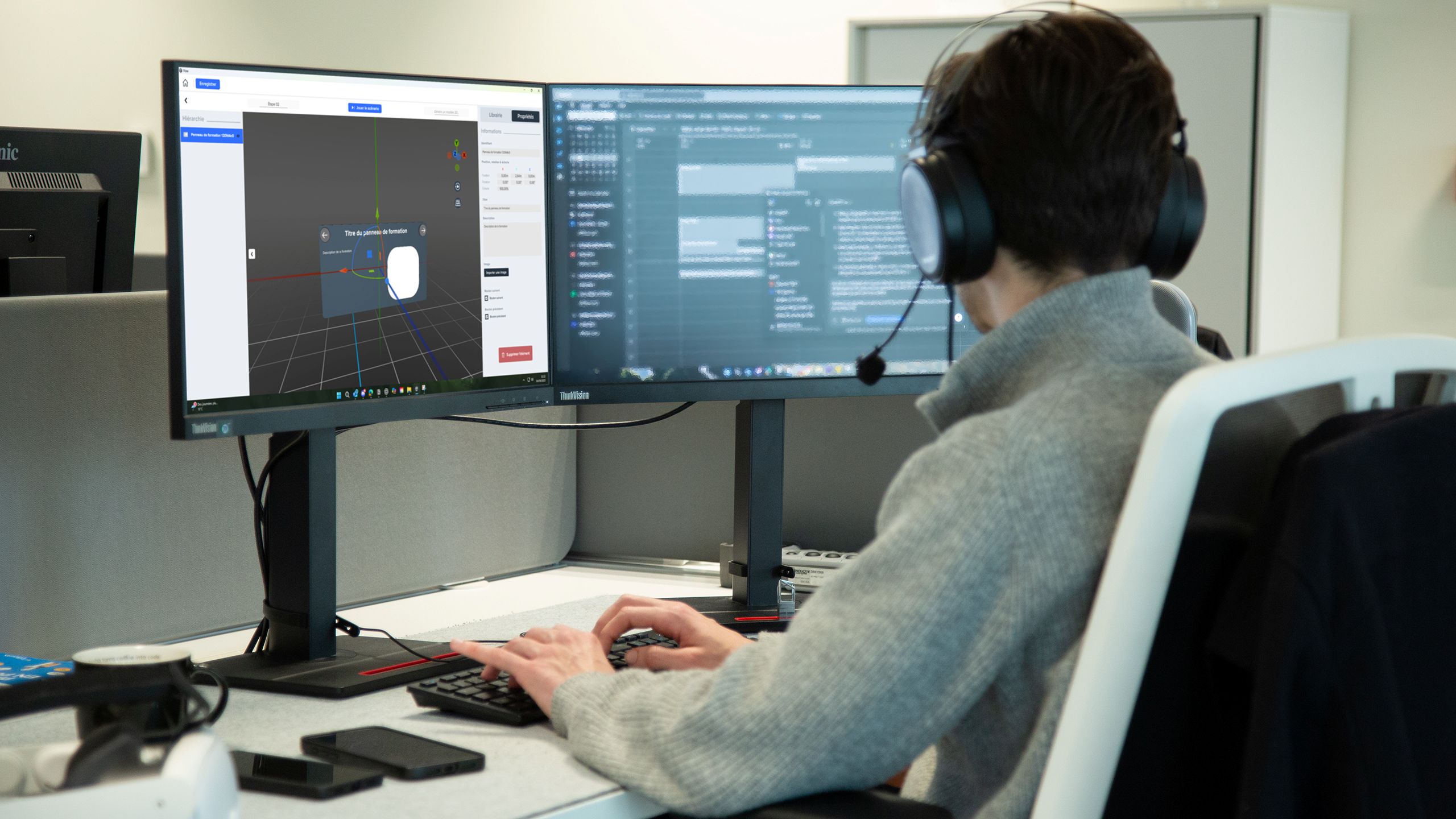Développeur utilisant l’éditeur FLOW pour créer et éditer des scénarios de réalité augmentée no-code destinés à la formation et à l’industrie.