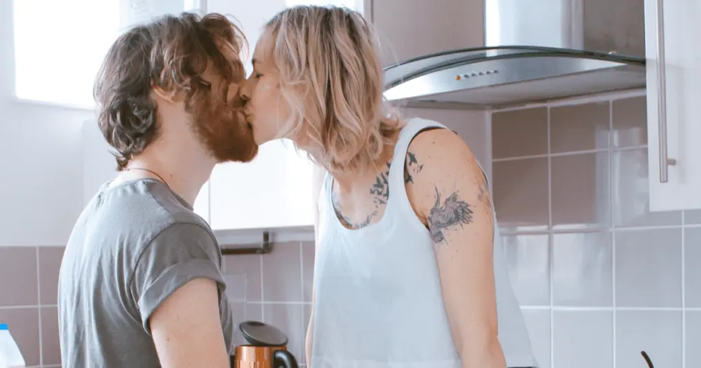 couple kissing-marriage-happy