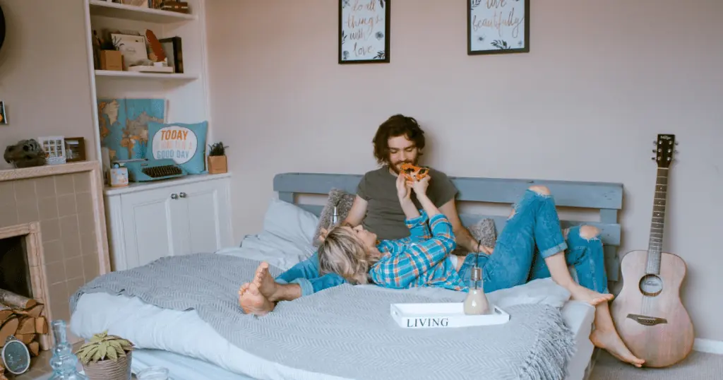 couple eating pizza