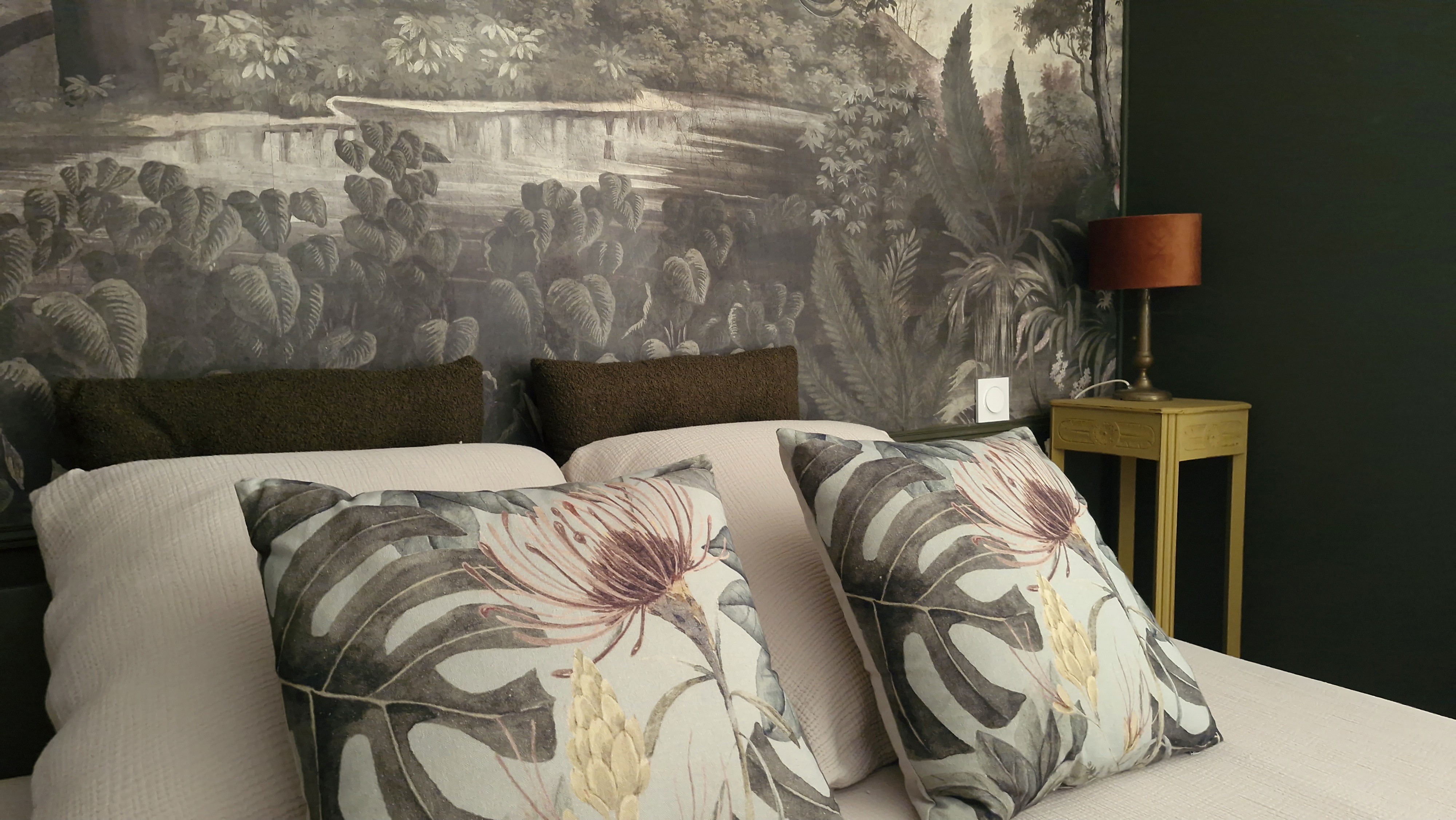 Photo de la table de nuit et des coussins