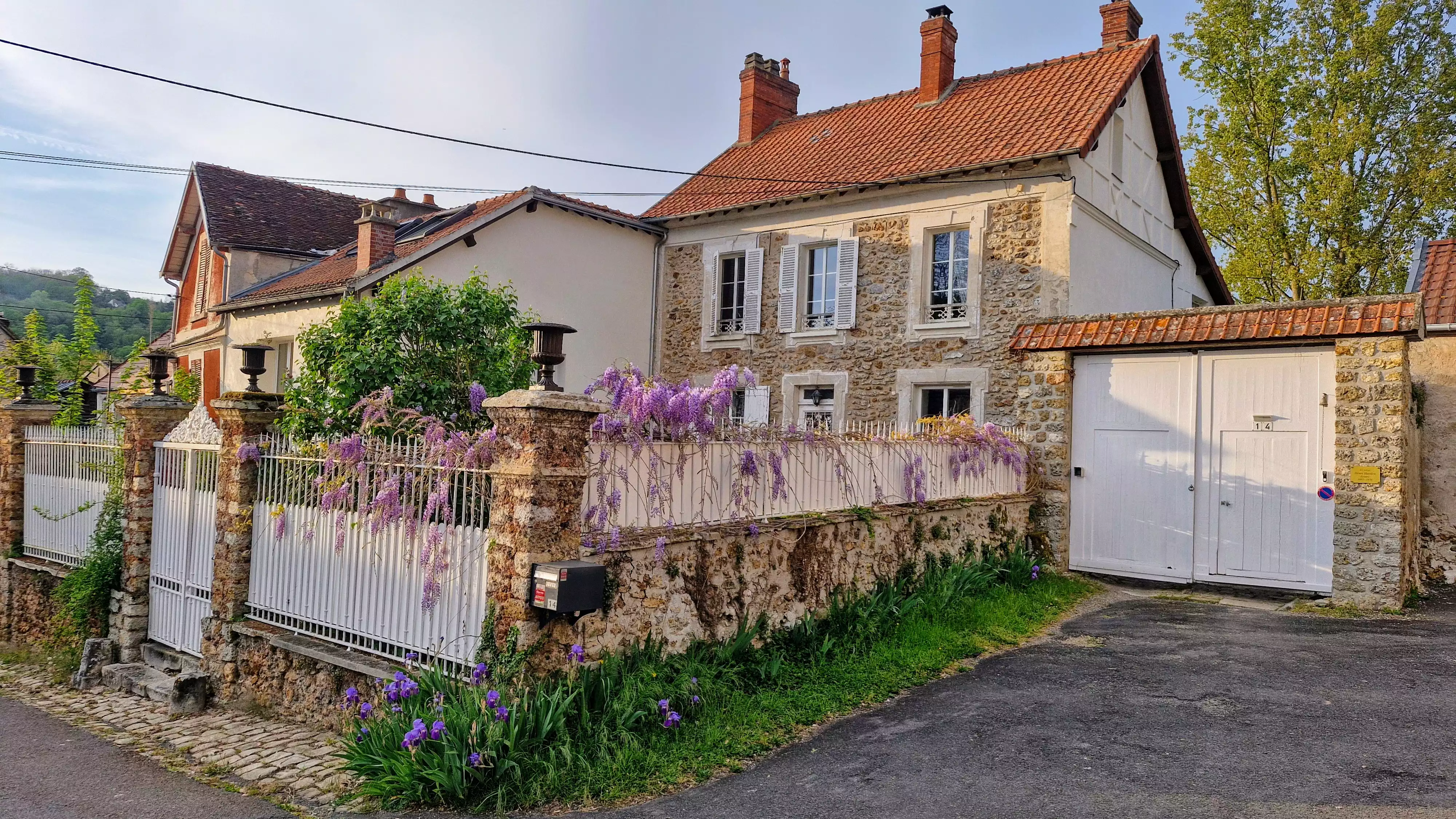 Photo en plan large de l'ancien presbytaire attenante au gîte, où ont vécu Henri et Josette Hayden, et où habitent aujourd'hui Yann et Magali