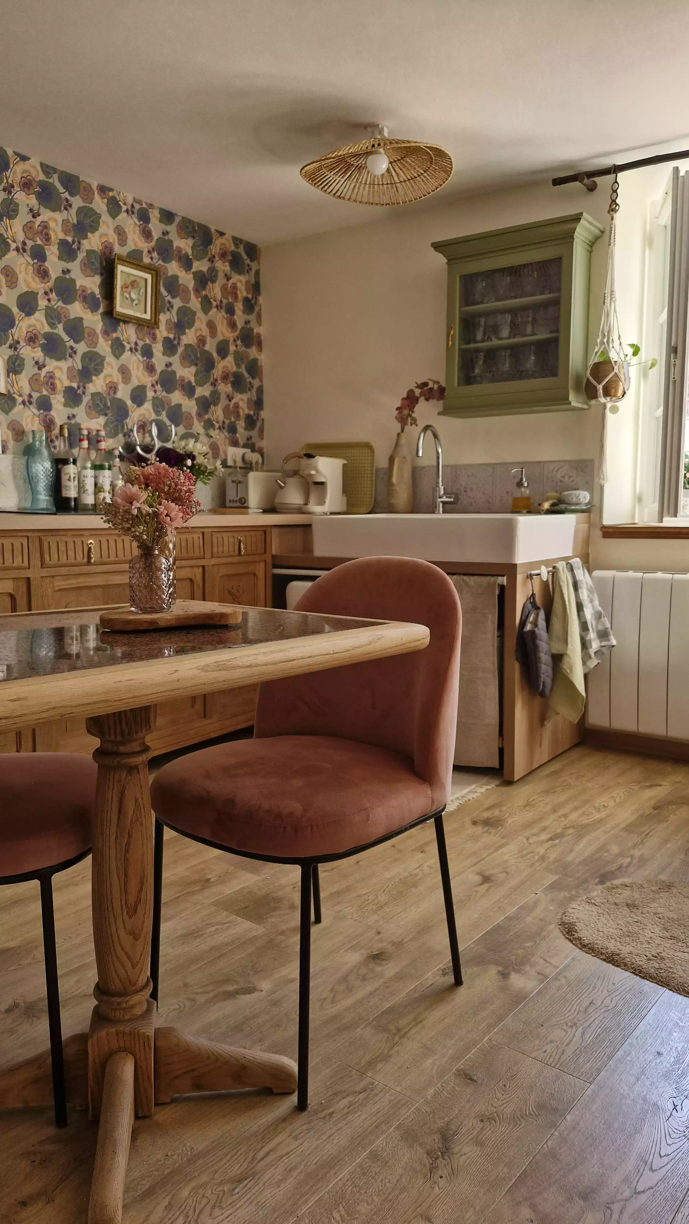 Photo de la table à manger et de la cuisine du gîte en arrière plan