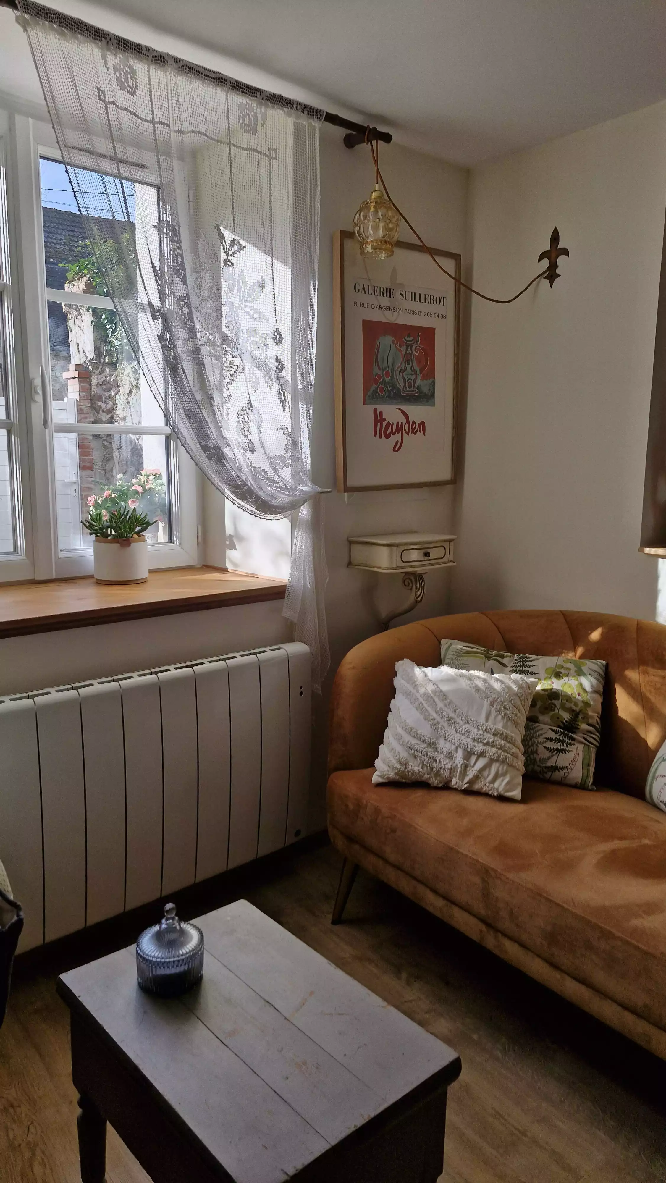 Photo du canapé et de la table basse sous la grande fenêtre du salon