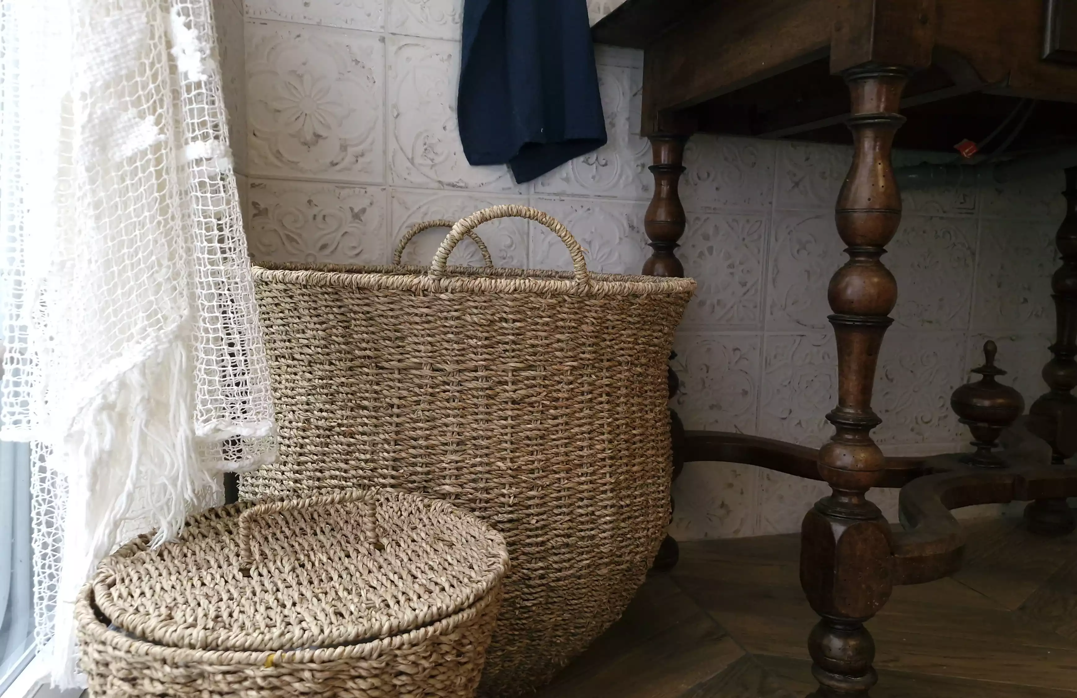 Photo des corbeilles à côté du lavabo de la salle de bain