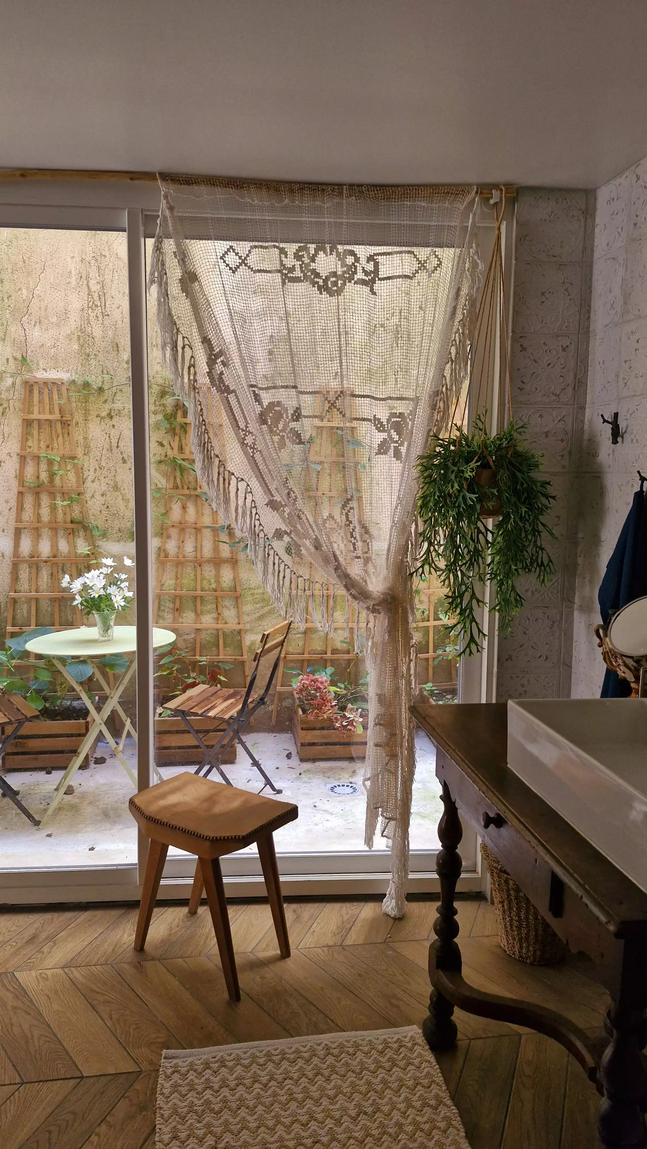 Photo de la salle de bain et de sa baie vitrée donnant sur le patio privé