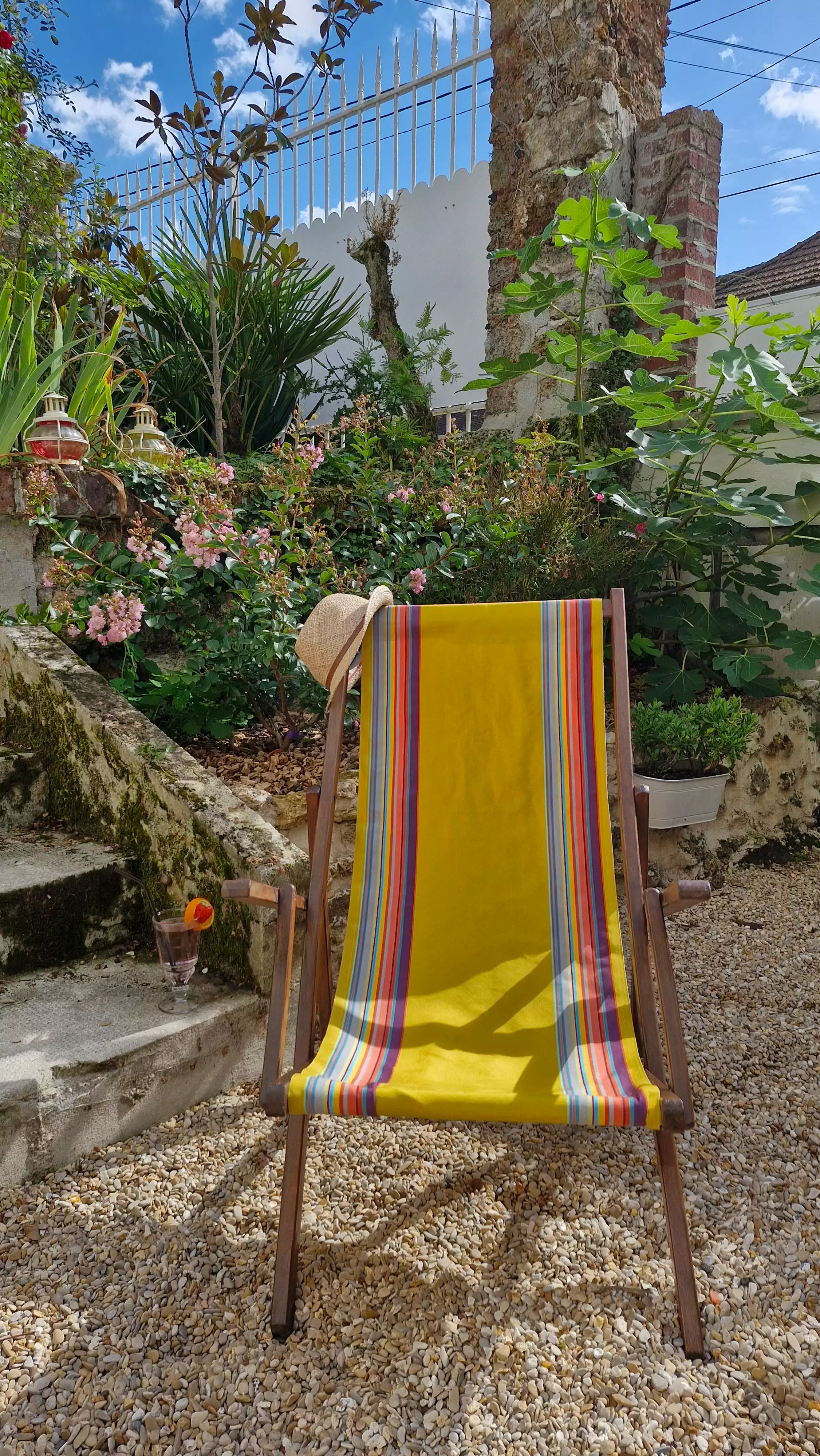 Photo d'un transat jaune installé dans le jardin