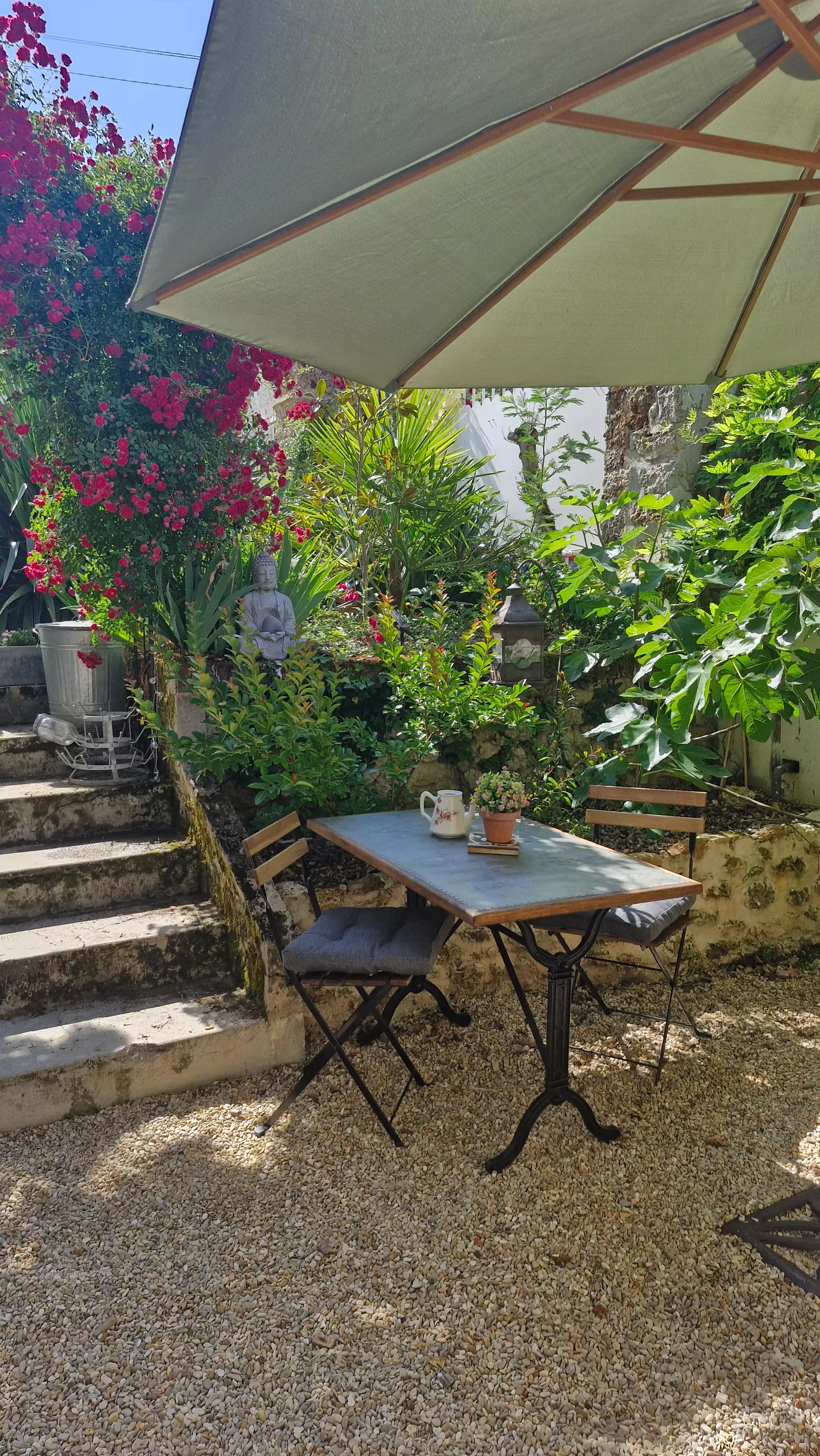 Photo de la table de jardin sous le parasol