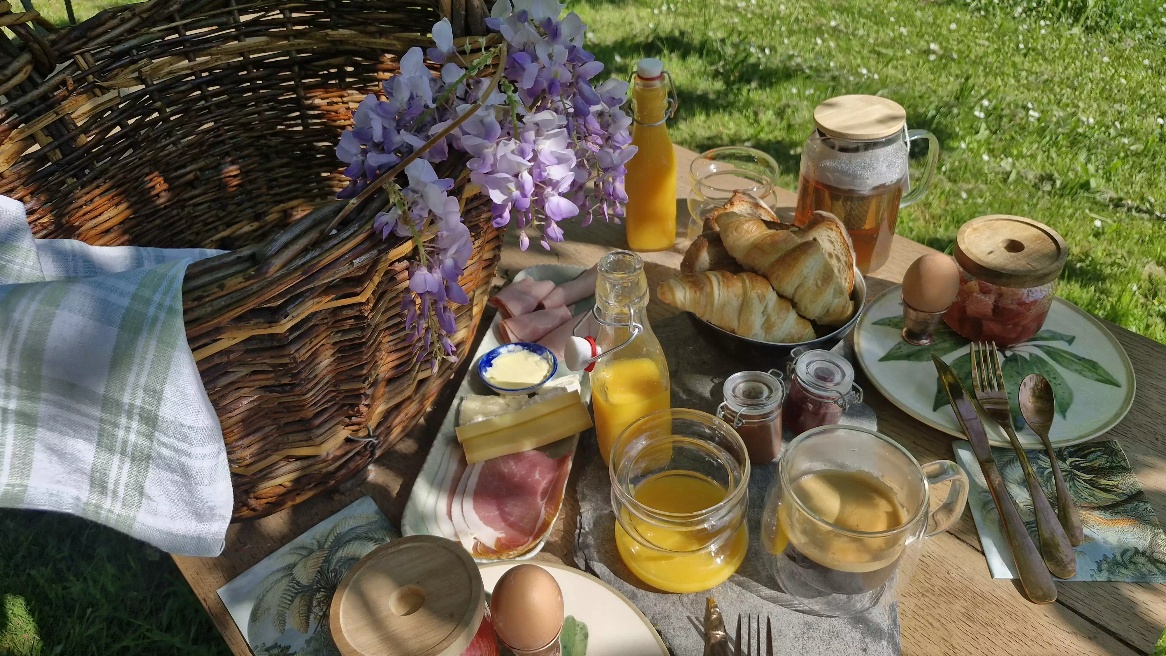 Photo d'un petit déjeuner complet préparé par Magali à l'ombre des plantes du jardin