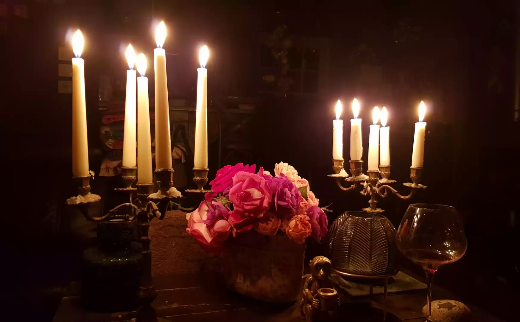 Photo d'un dîner aux chandelles préparé par Magali, bouquet de roses et verres de vin