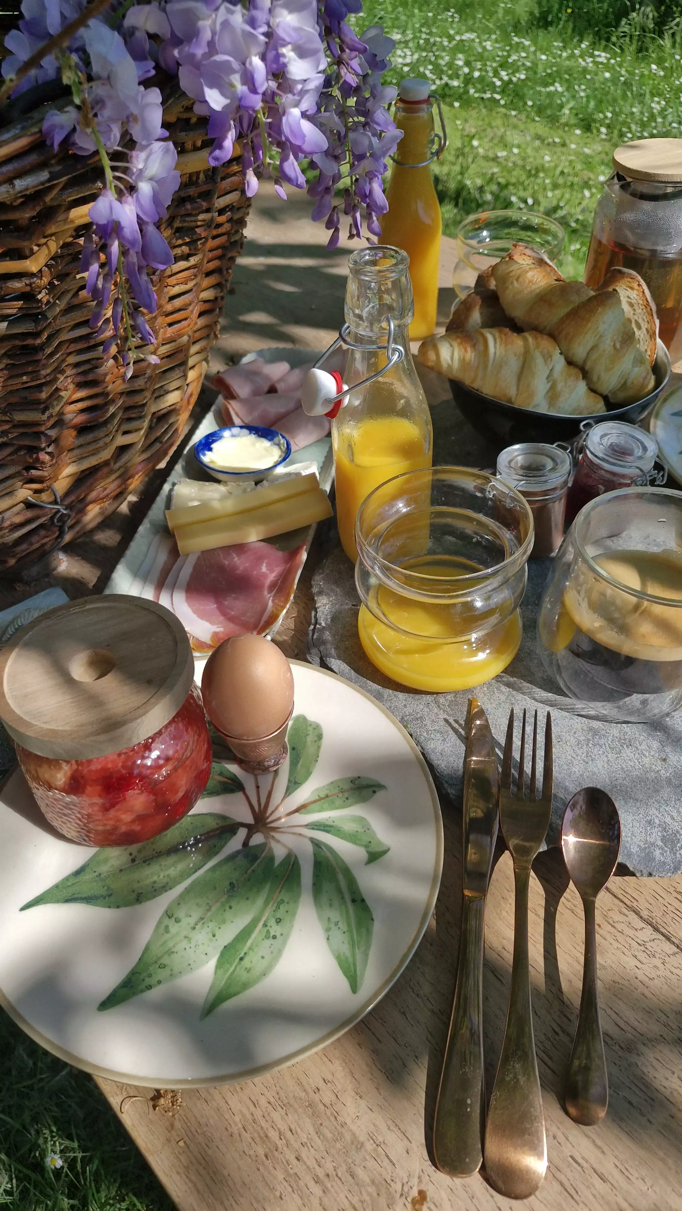 Photo d'un petit déjeuner complet préparé par Magali à l'ombre des plantes du jardin