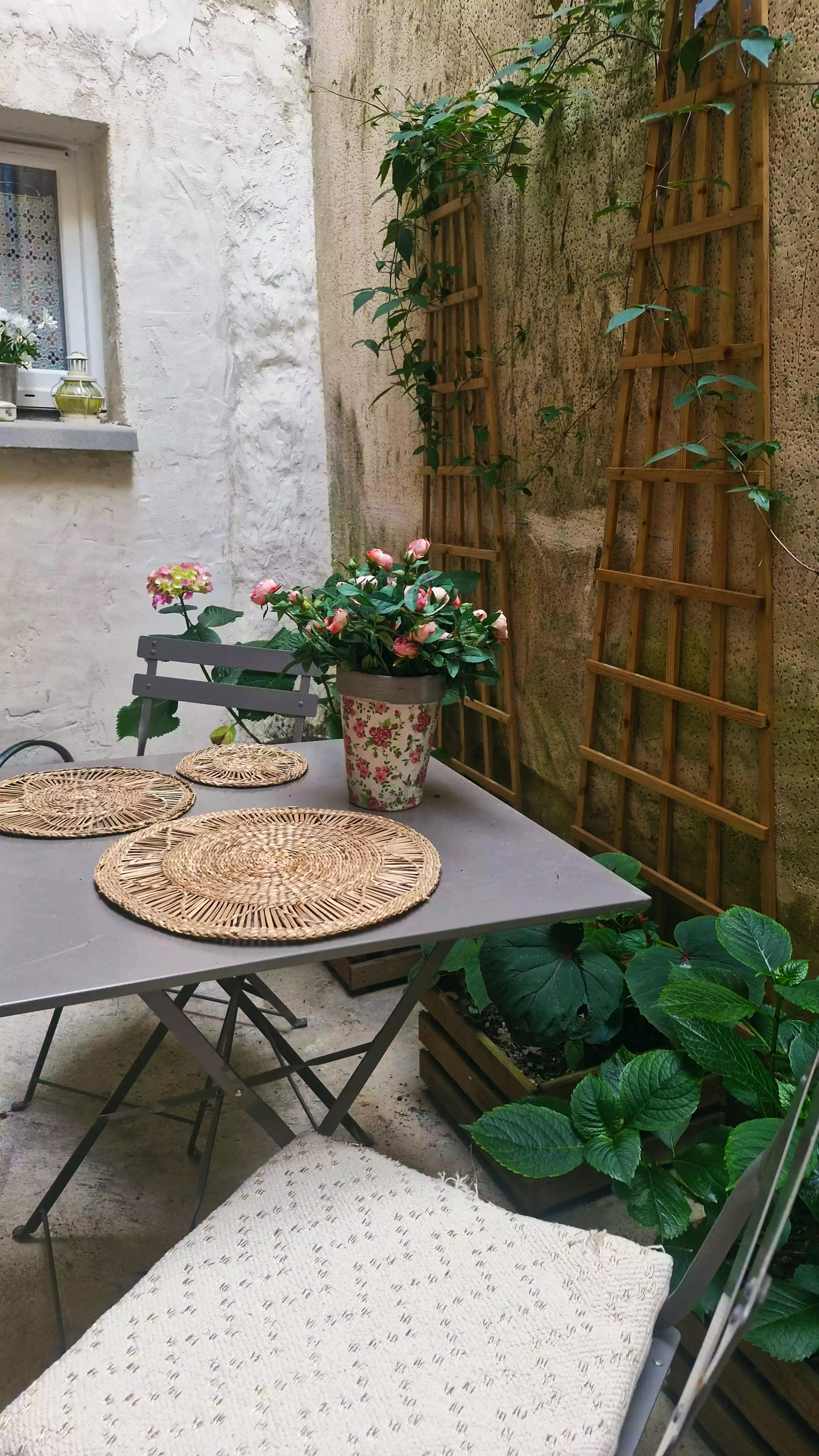 Photo de la table et des chaises du patio