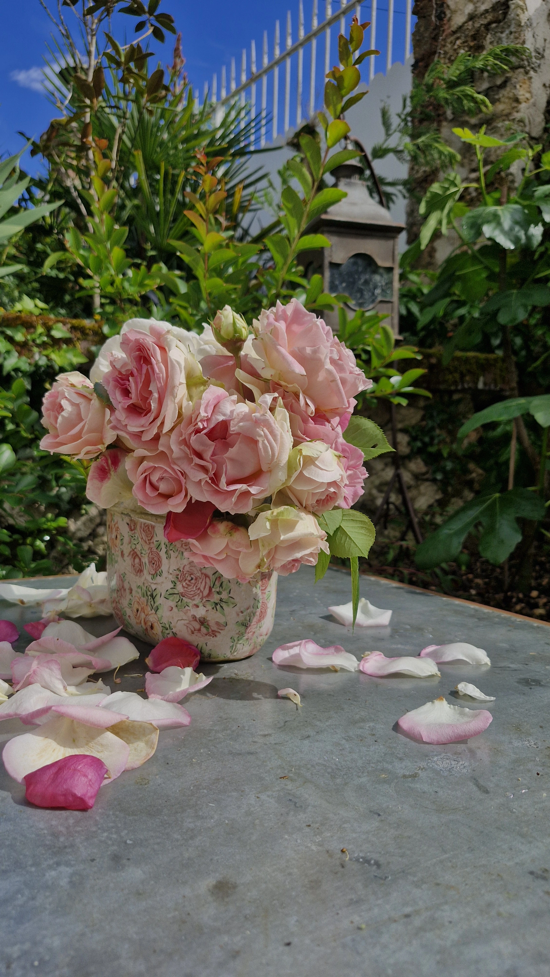 Photo de la table de jardin, décorée d'un bouquet de roses