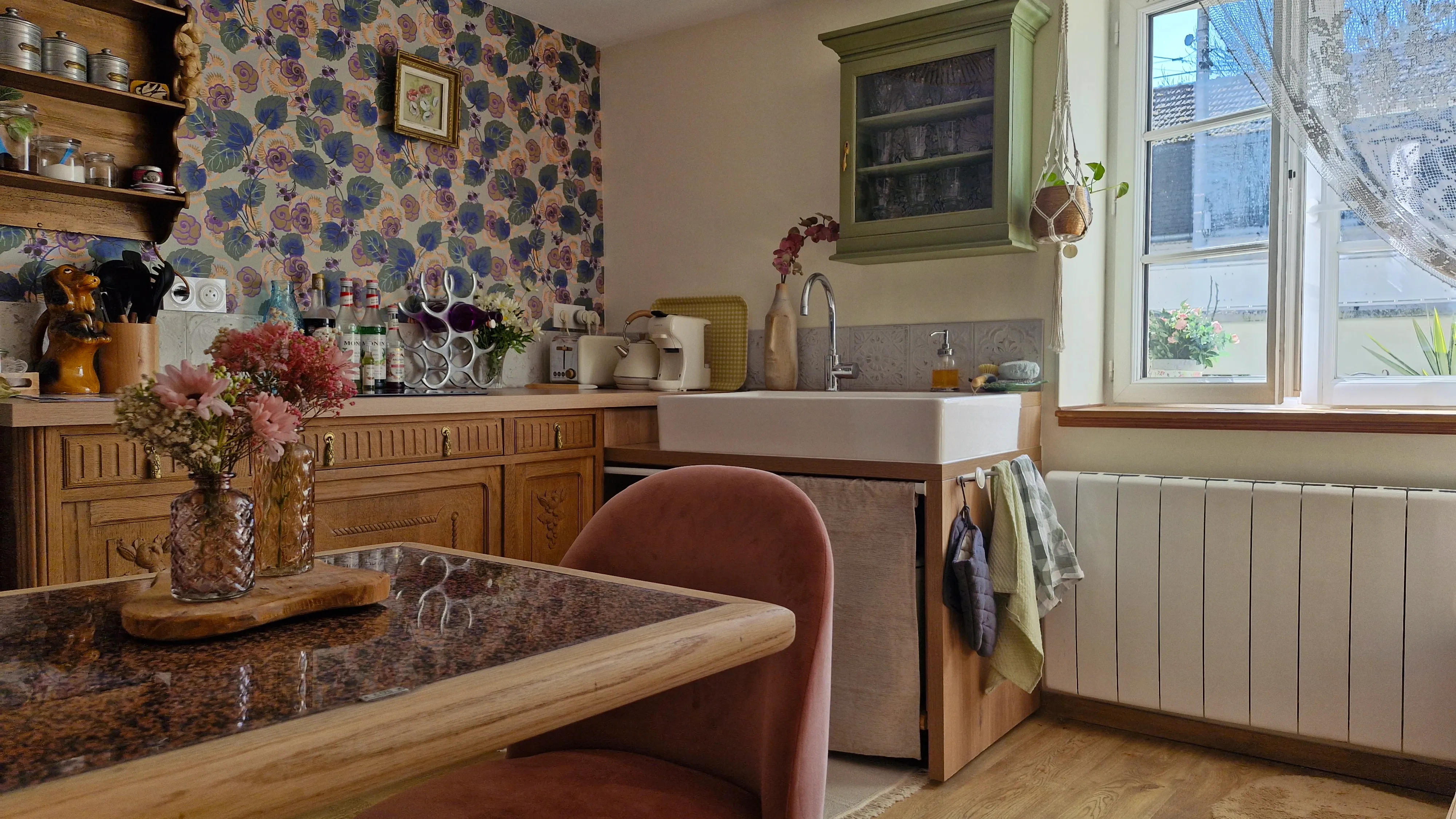 Photo en plan large de la cuisine et la table à manger du gîte