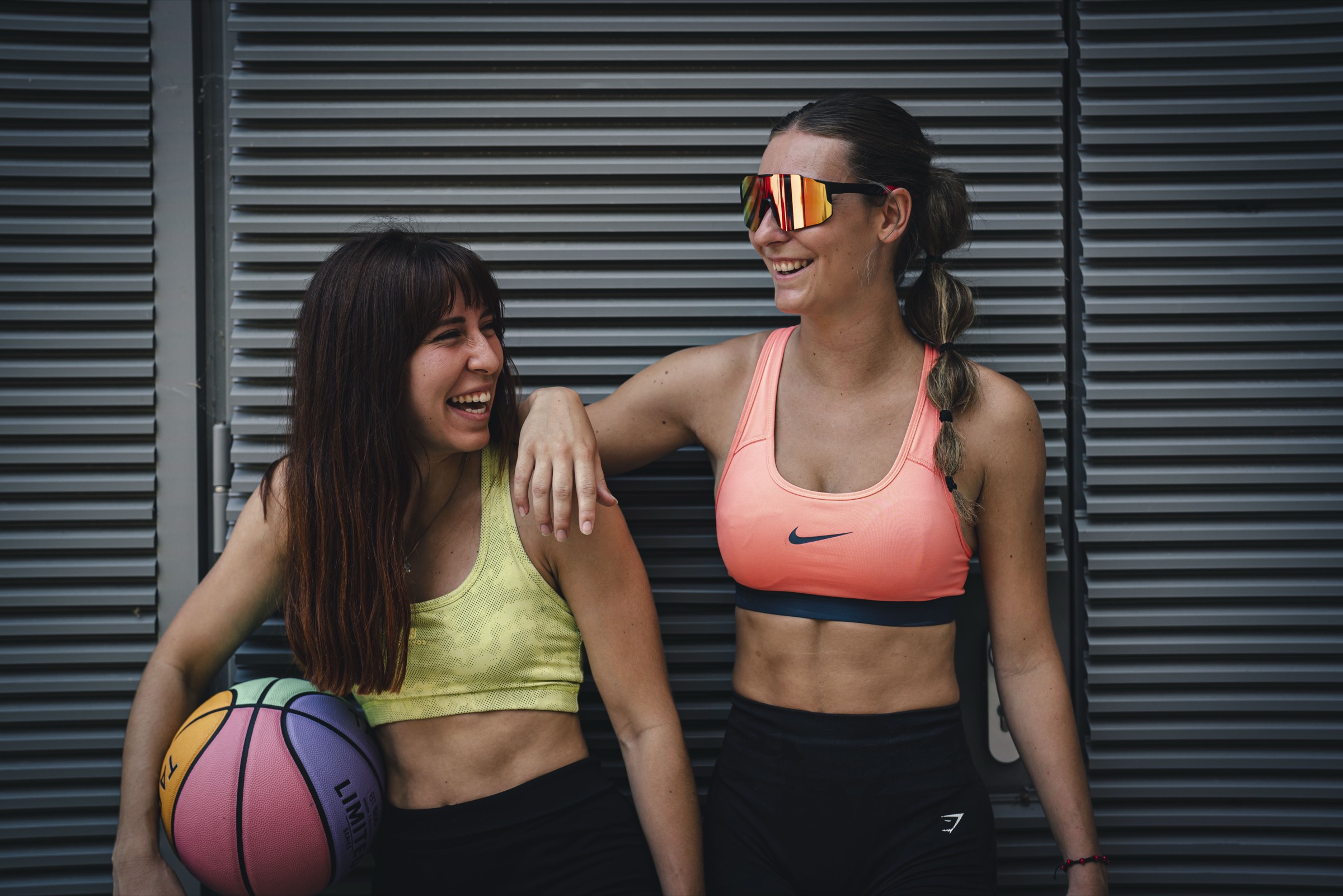 Deux amies en tenue de sport rient ensemble