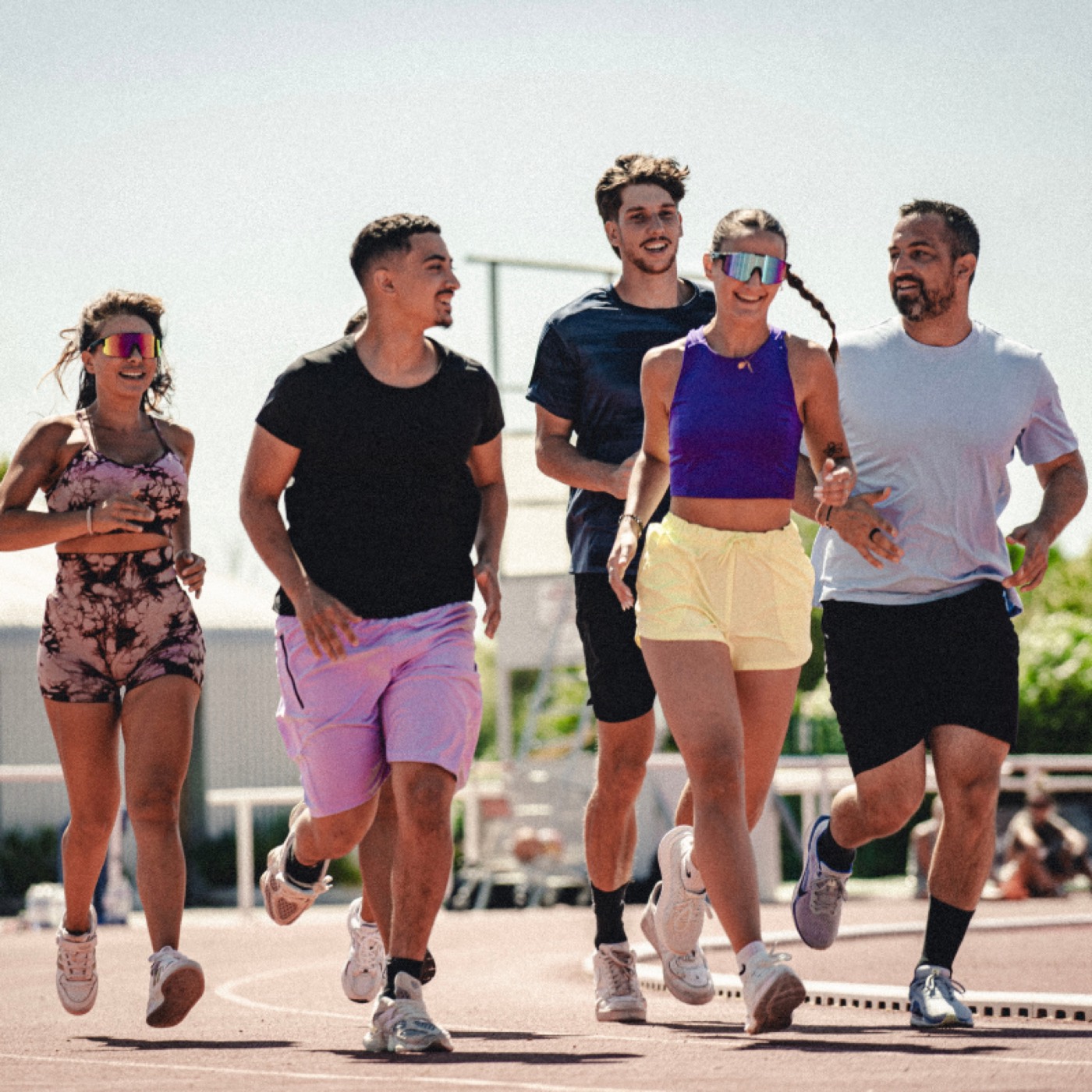 Un groupe de coureurs souriants sur une piste