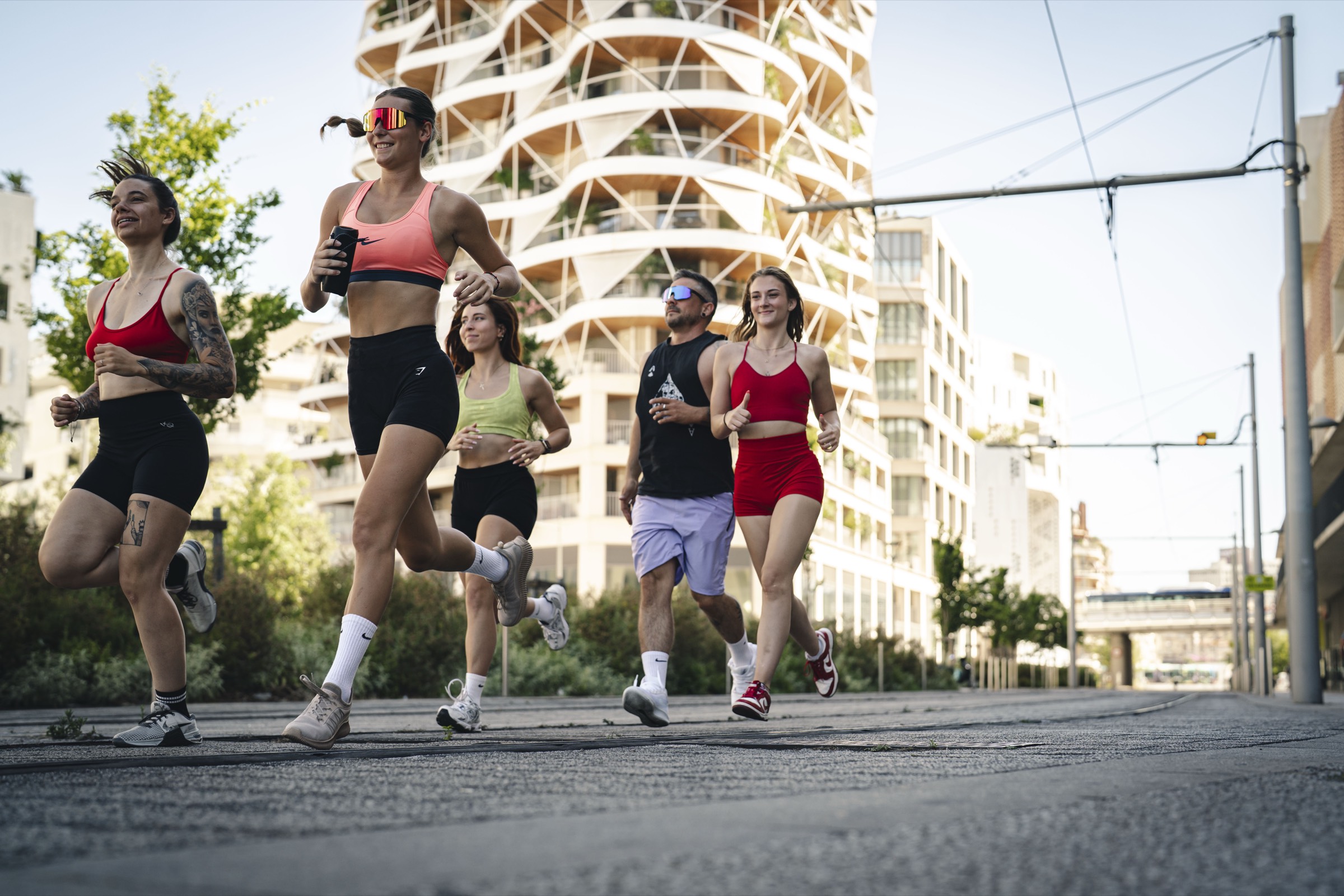 Un groupe de coureurs traverse la ville ensemble