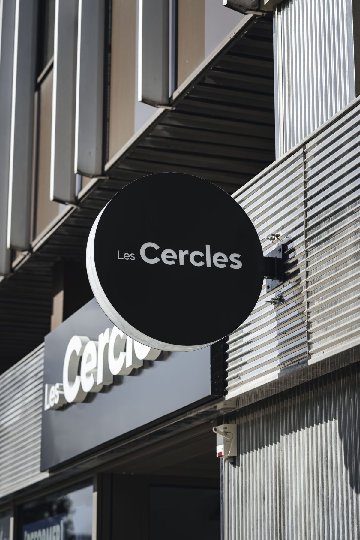 L’enseigne Les Cercles sur la façade du club