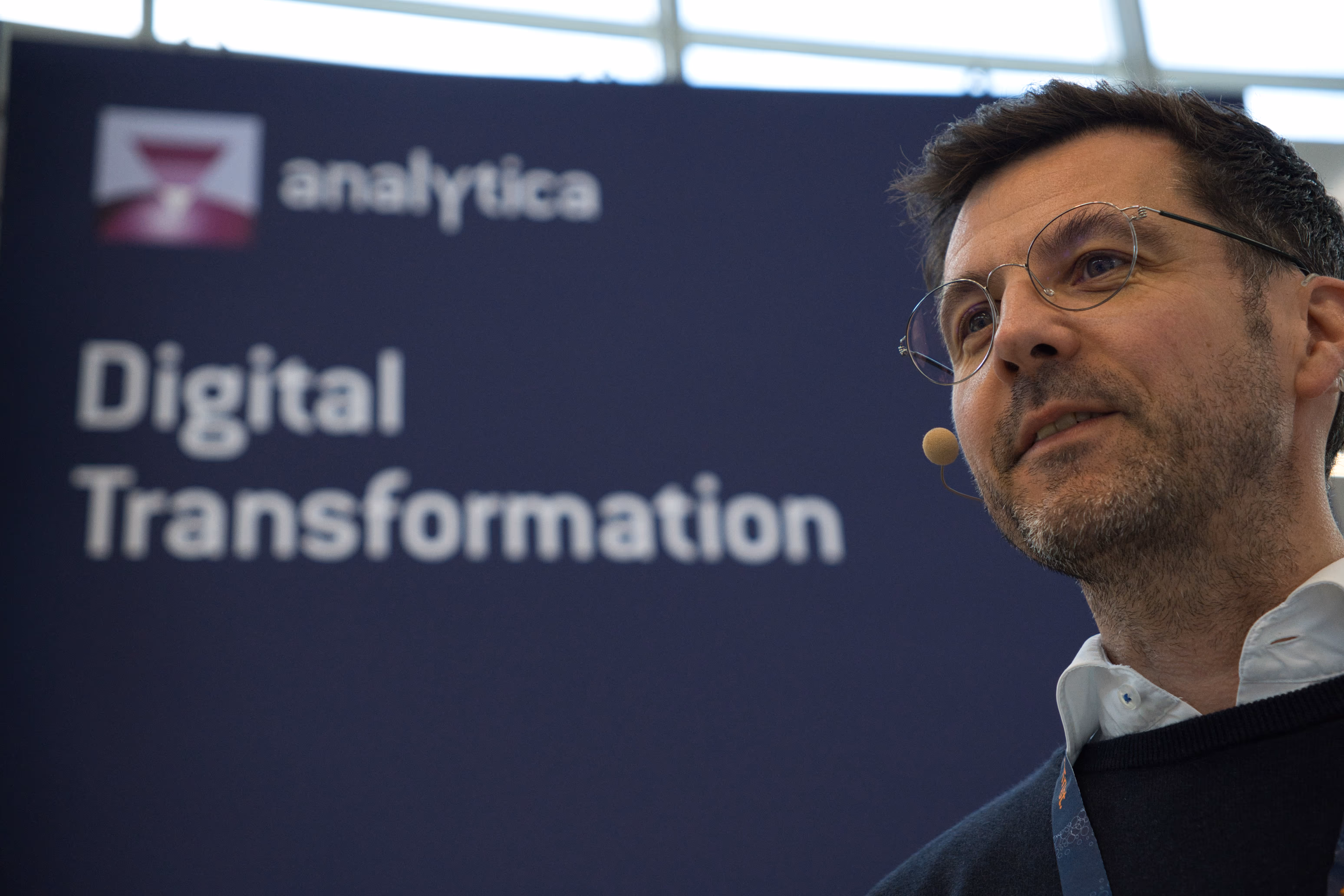 Dr. Stefan Thomas hält auf der analytica 2026 einen Vortrag über Digitale Transformation und den KI-Assistenten von LabV.