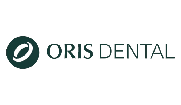 Oris Dental firma logo med et grønt sirkulært symbol til venstre.