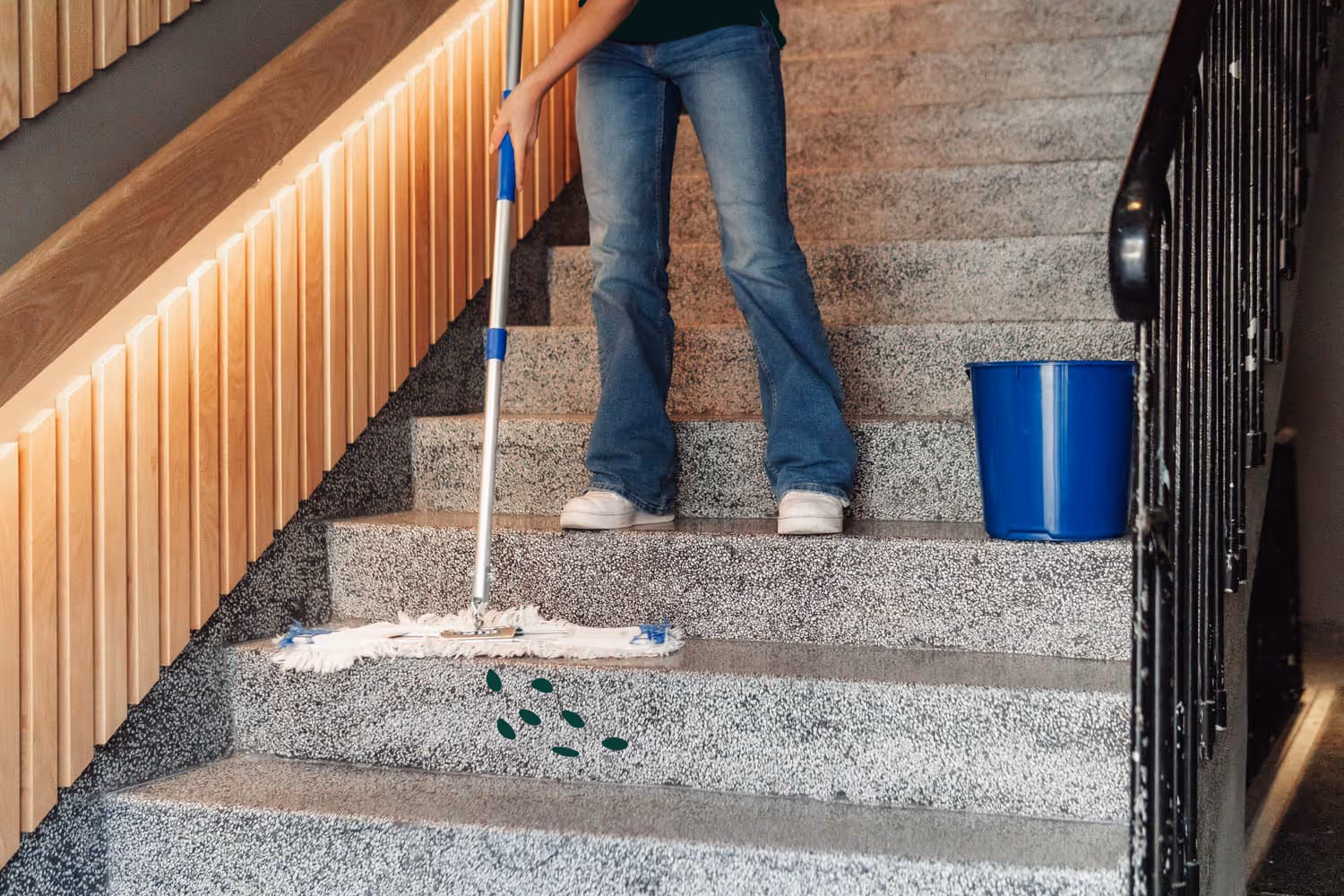 Mann med krøllete hår iført blå jakke, rutete skjorte og mønstret slips foran gult bakgrunn.